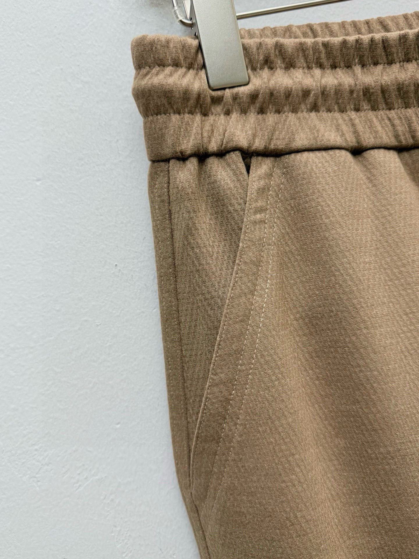 Брюки мужские спортивные в стиле из смешанной ткани хаки цвета с отделкой в рубчик