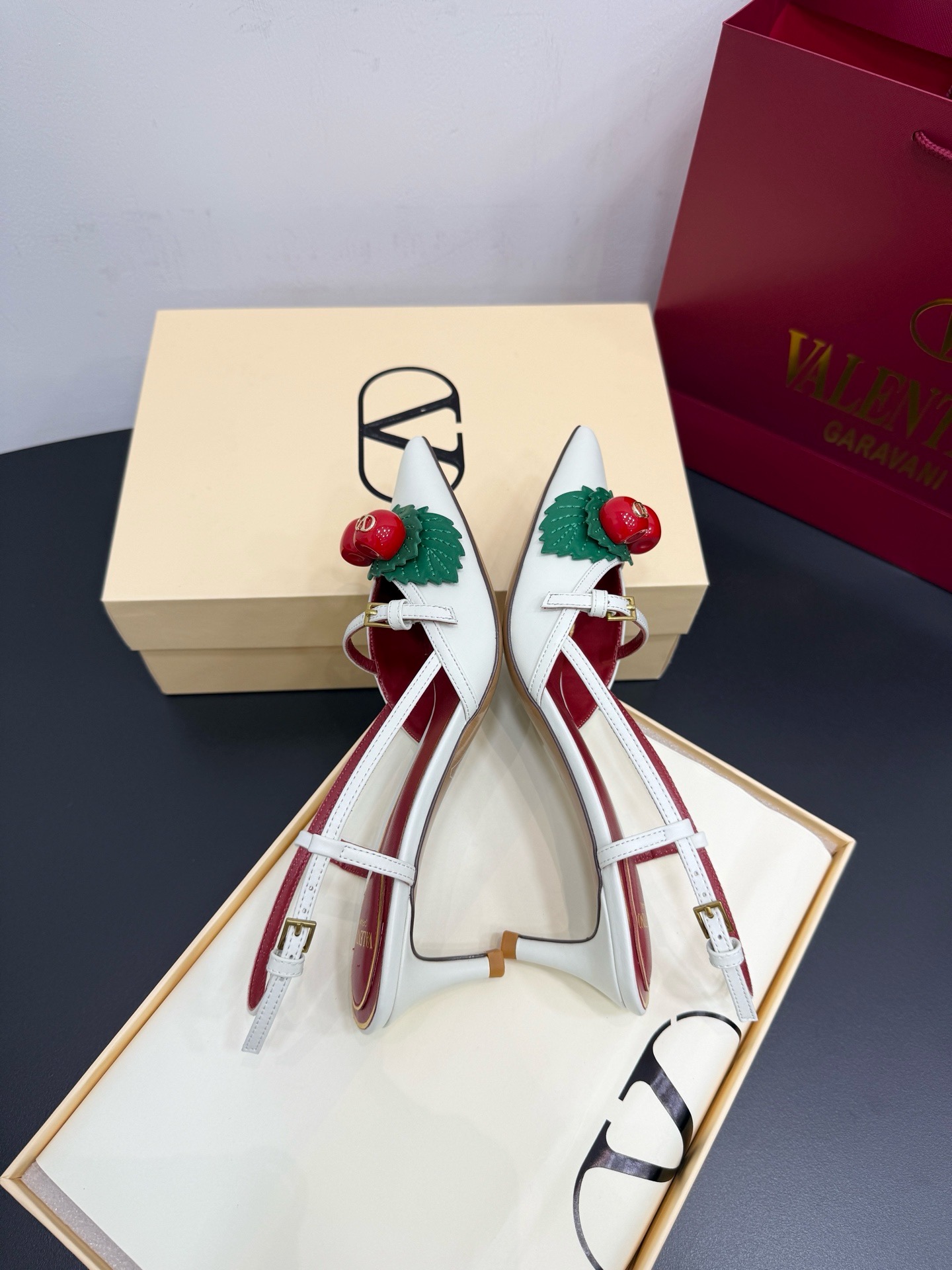 Туфли женские в стиле Valentino из натуральной кожи белого цвета