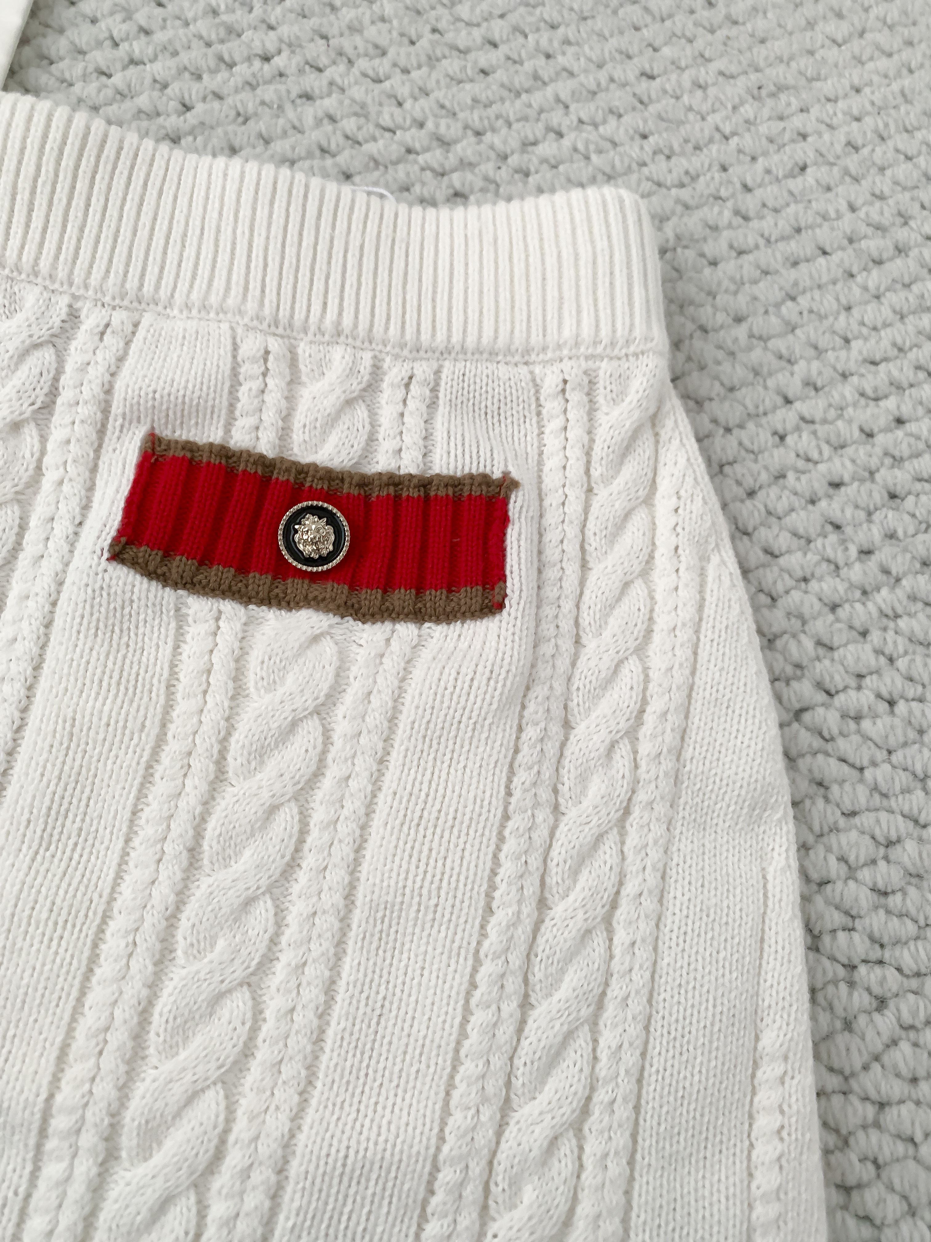 Костюм женский в стиле Chanel белого цвета с юбкой и кардиганом