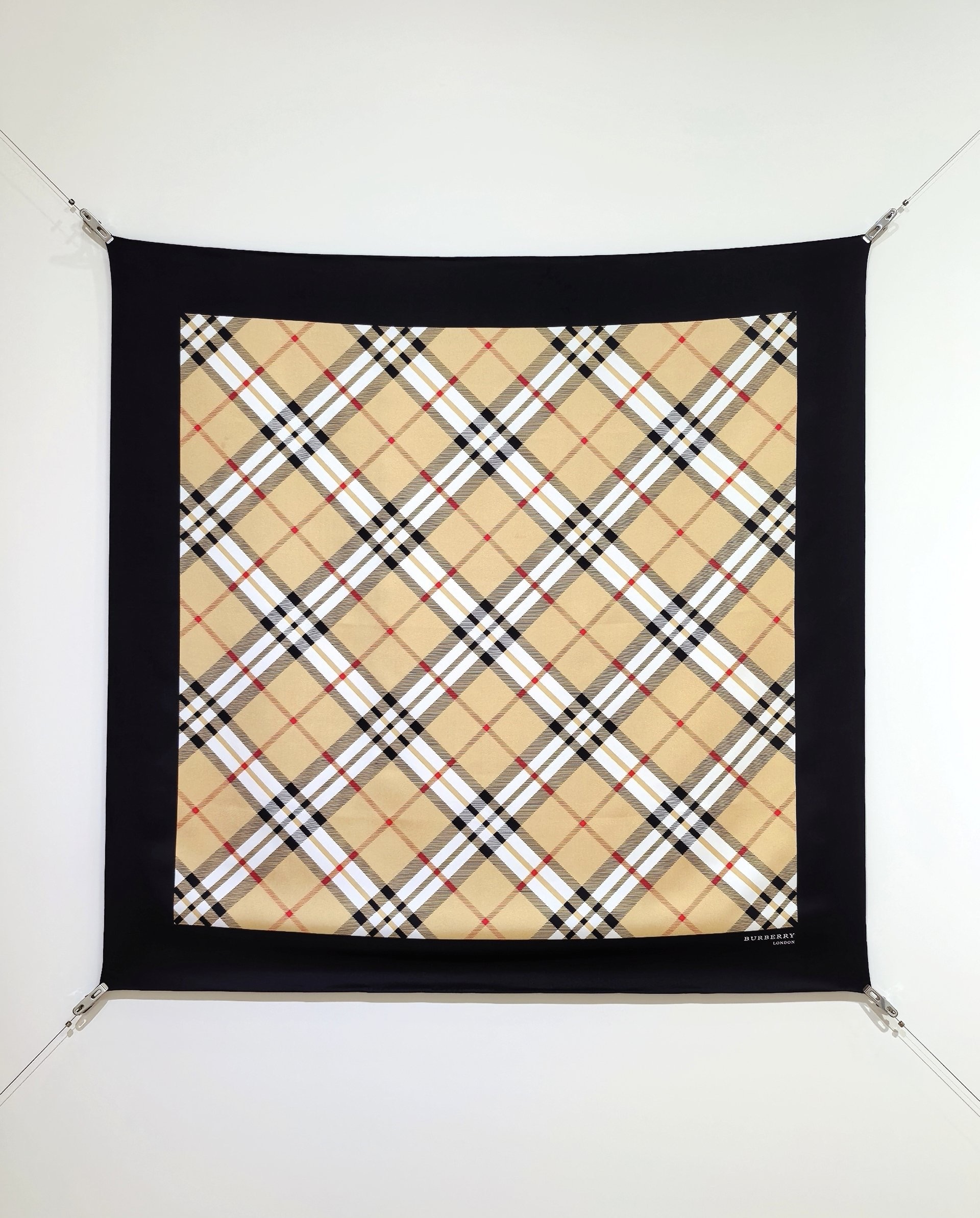 Платок женский в стиле Burberry из натурального шелка в клетку бежевого цвета