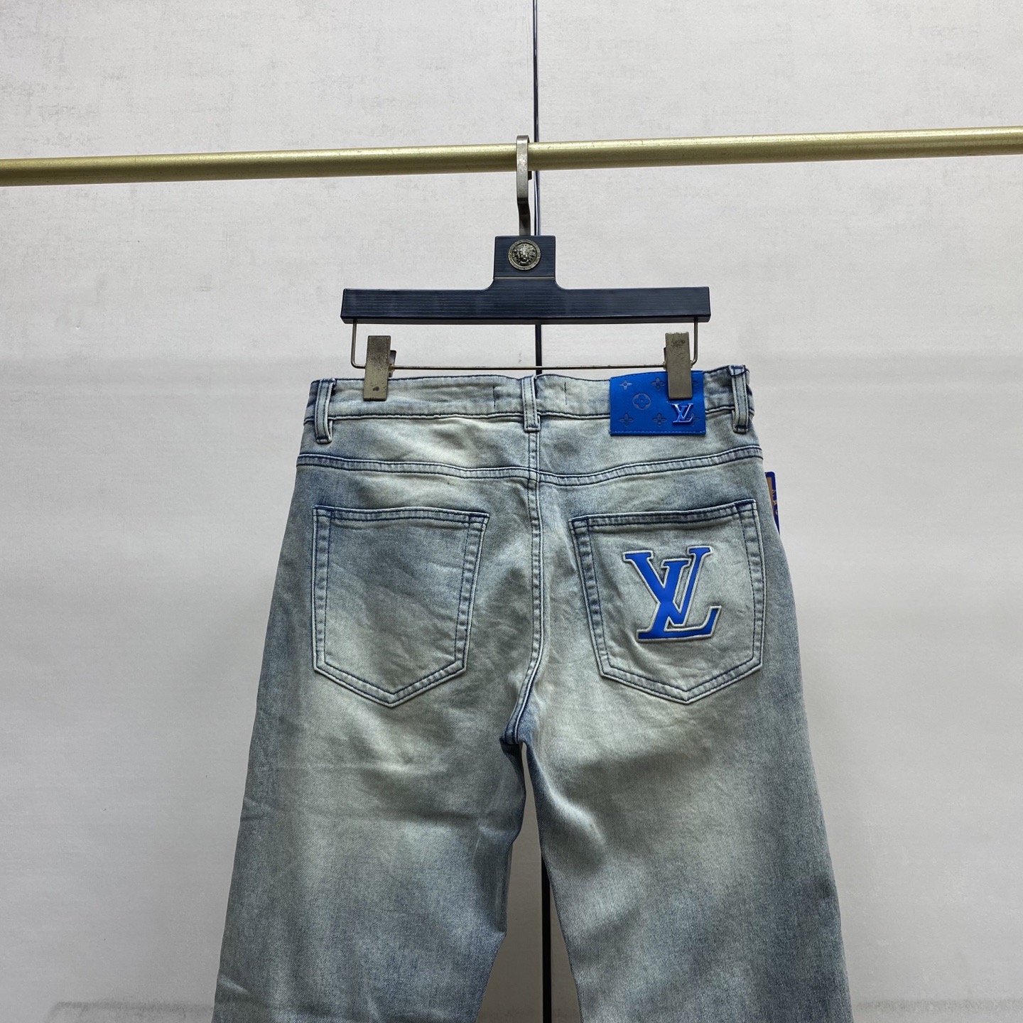 Джинсы мужские в стиле Louis Vuitton светло-голубого цвета с эффектом варки и логотипом
