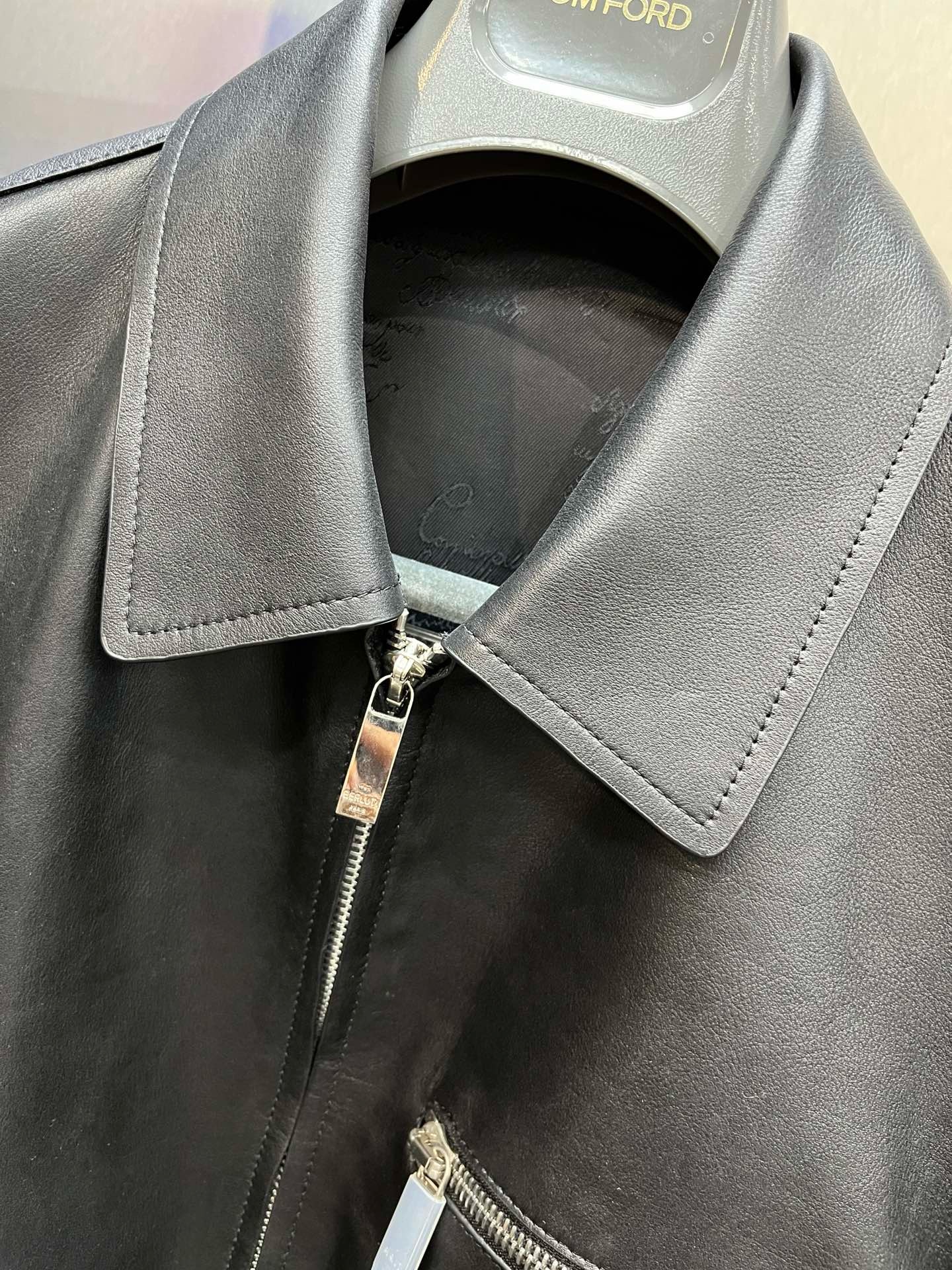 Куртка мужская Berluti чёрного цвета с отложным воротником и ремешками по низу