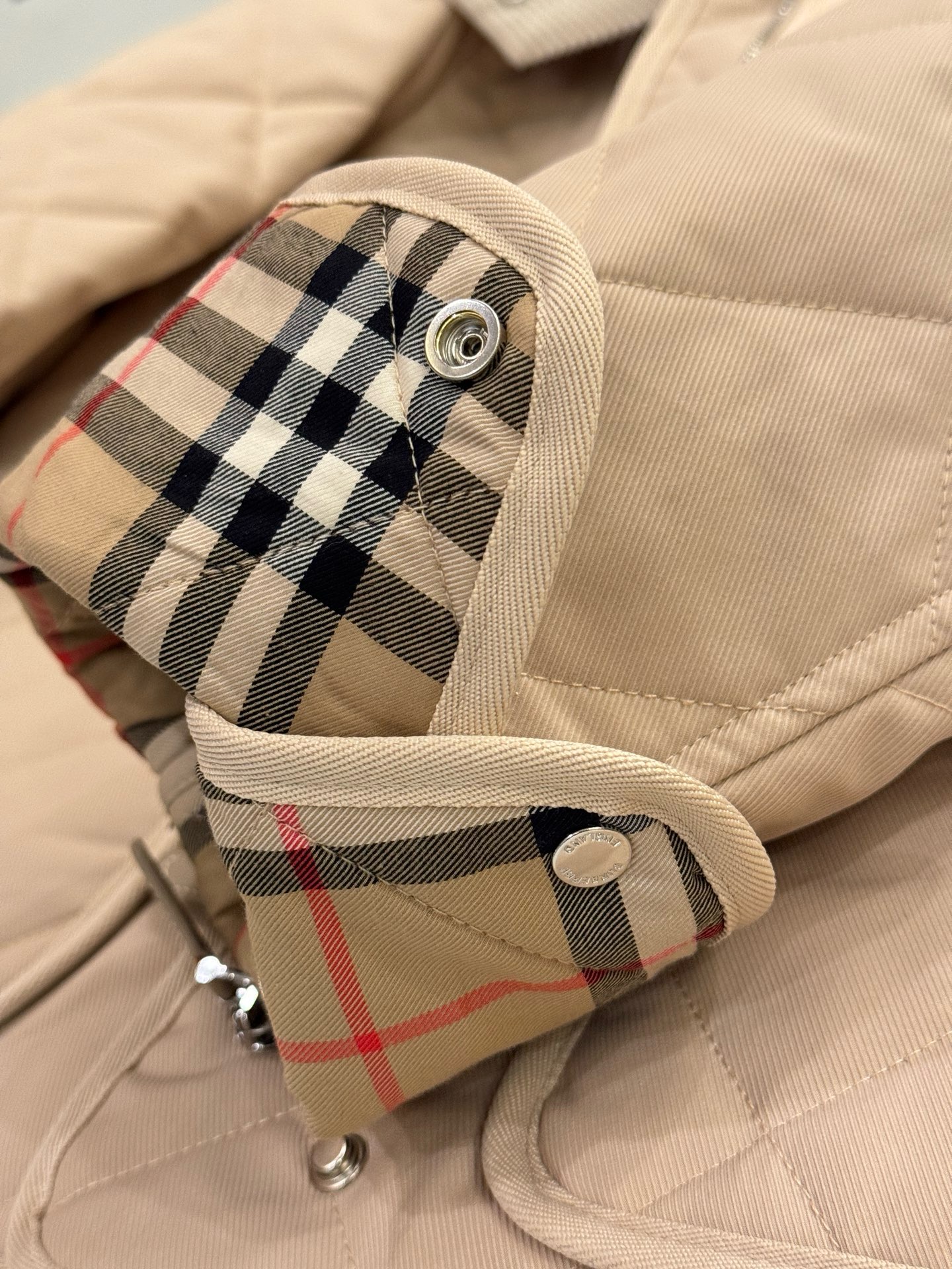 Куртка женская в стиле Burberry укороченная светло-коричневого цвета с вельветовым воротником