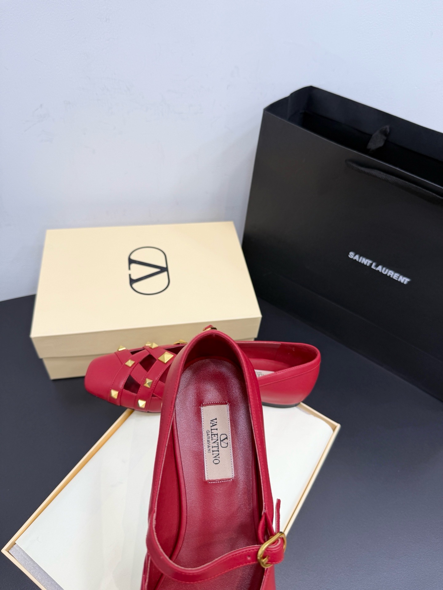 Туфли женские в стиле Valentino Garavani Rockstud с заклёпками красного цвета