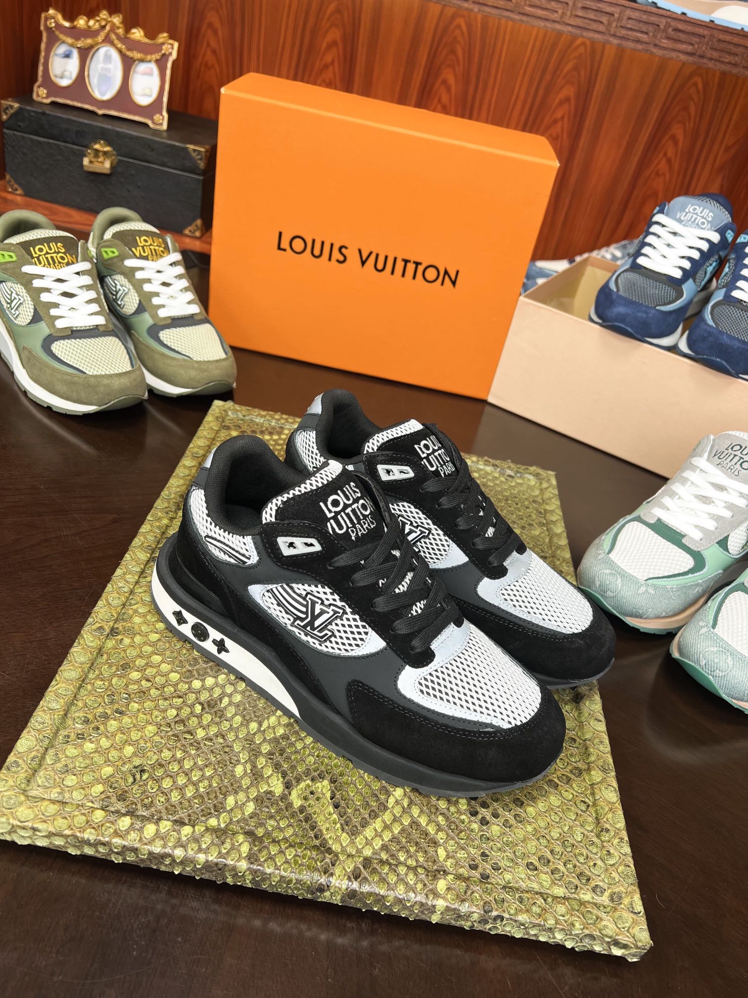 Кроссовки мужские Louis Vuitton Trainer чёрного цвета