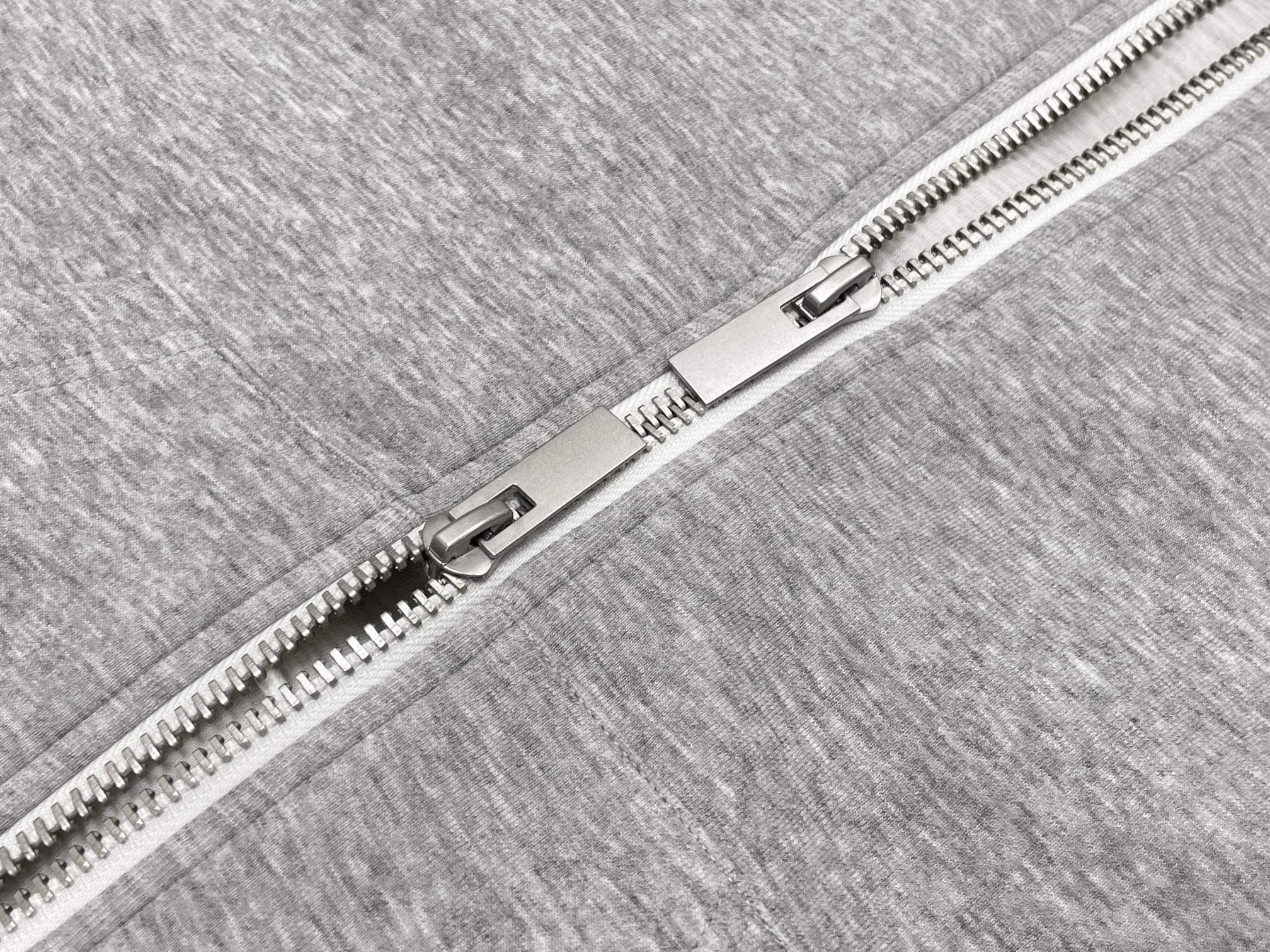 Худи женское в стиле Sacai серого цвета с контрастными вставками и застёжкой на молнии