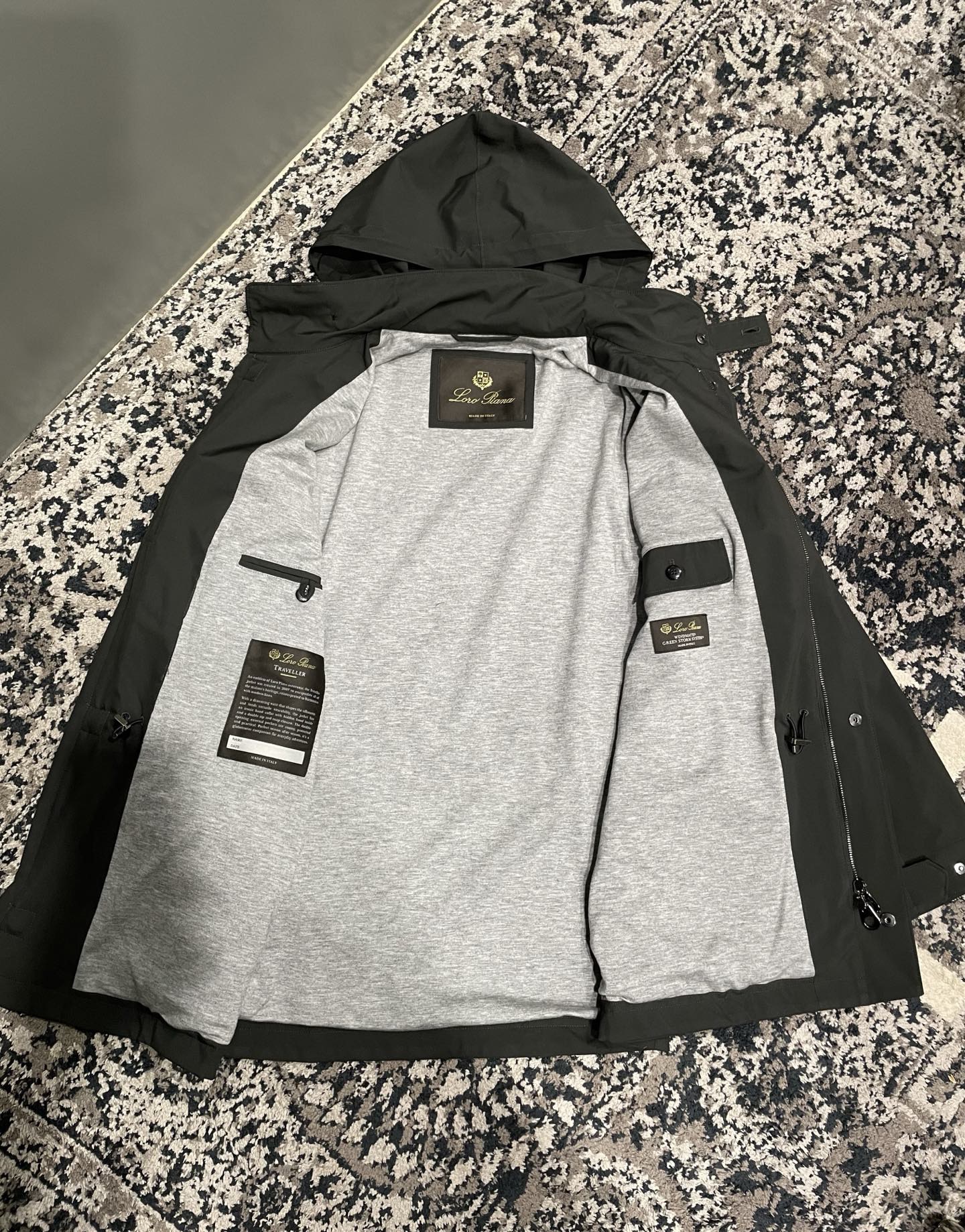 Куртка мужская в стиле Loro Piana Traveller Windmate® из технологичной ткани серого цвета с капюшоном