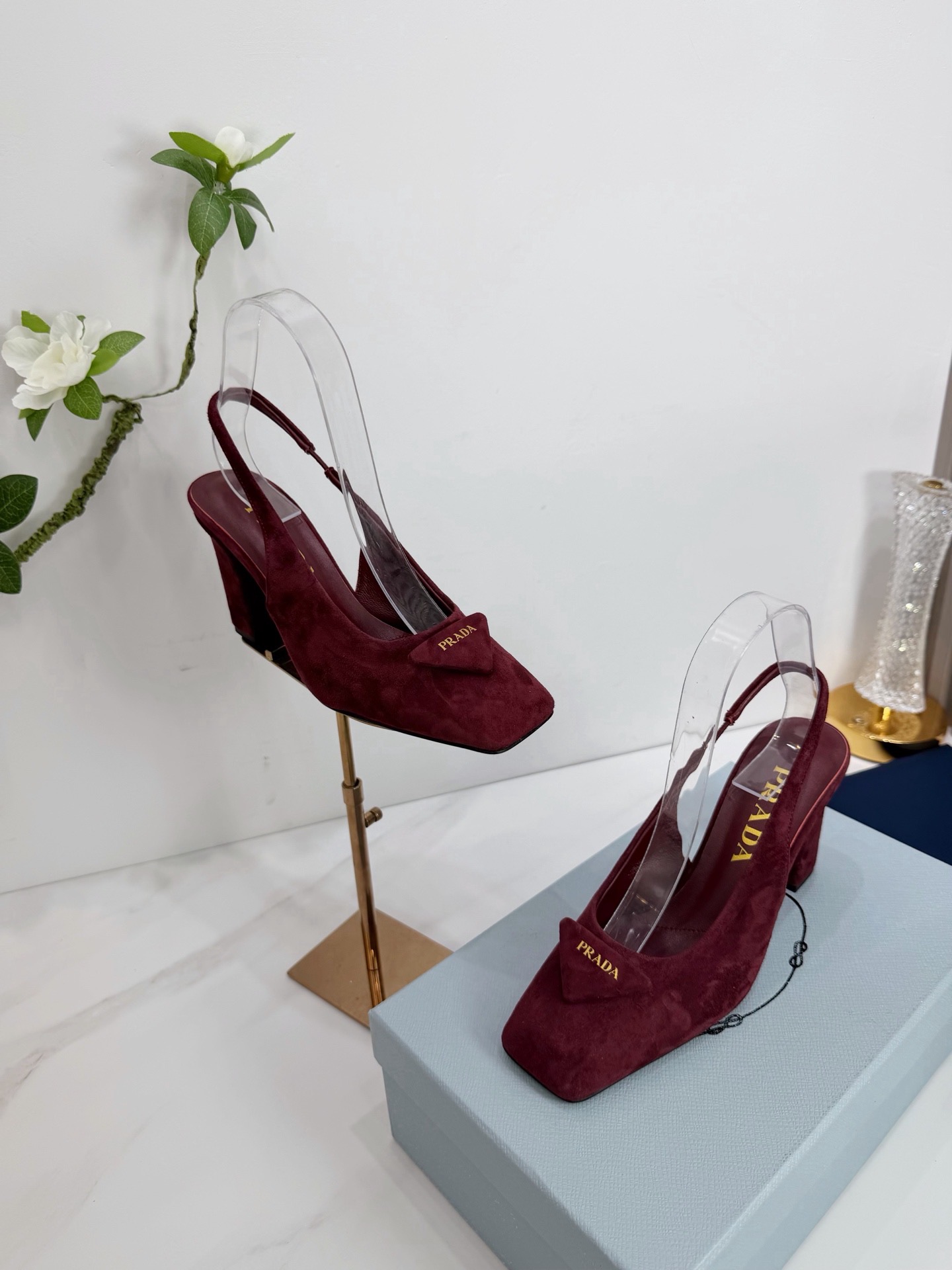 Туфли женские Prada из натуральной замши бордового цвета