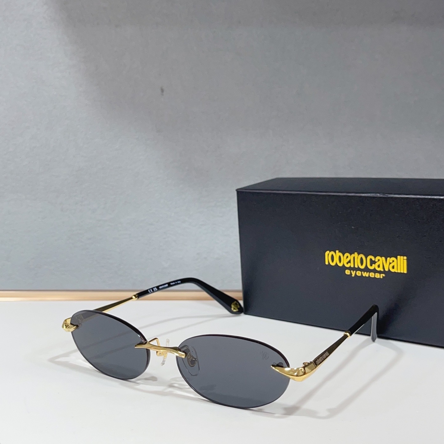 Очки солнцезащитные женские в стиле Roberto Cavali SRC 152M