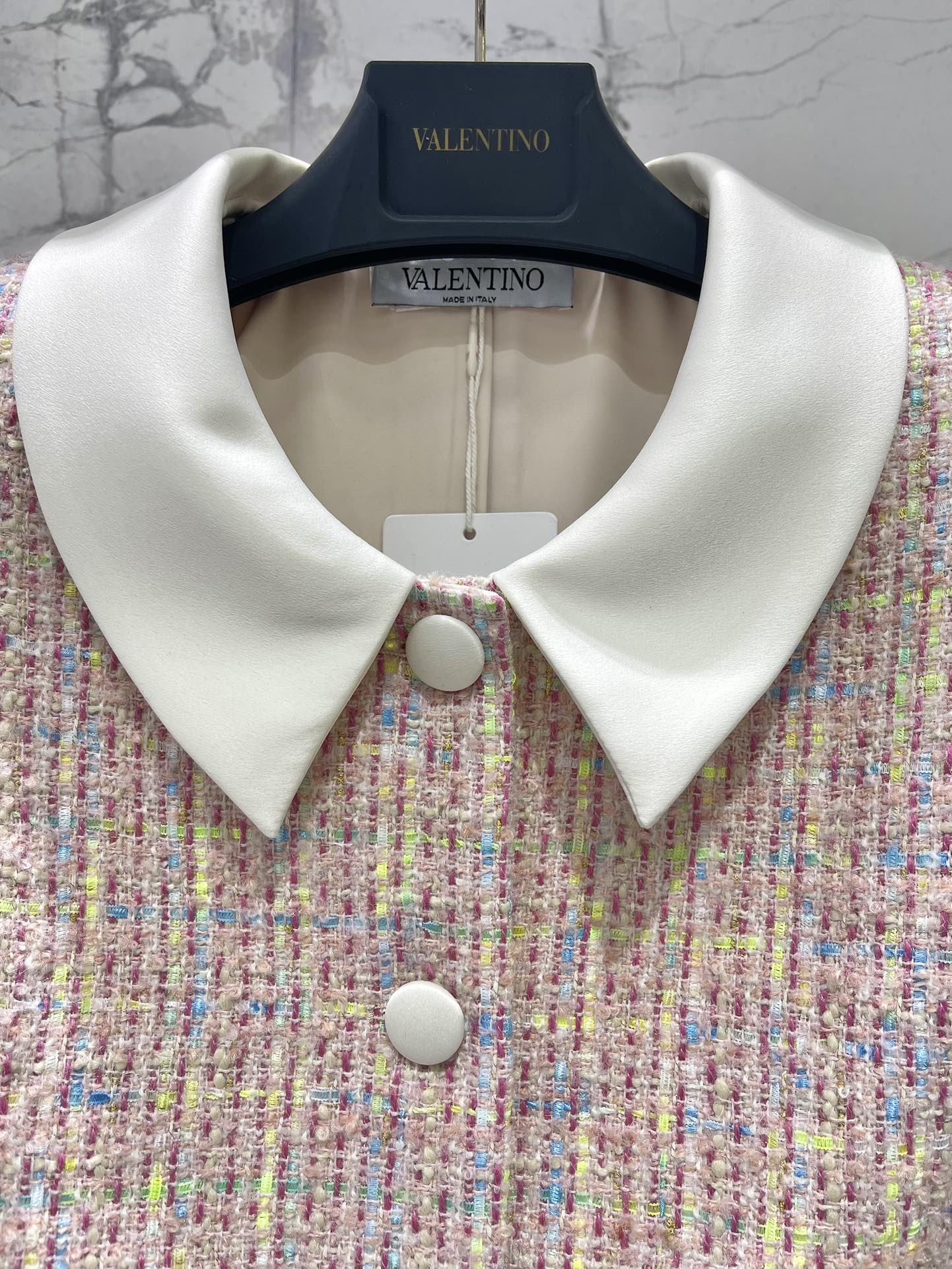 Жакет женский в стиле Valentino из твидовой ткани пастельного цвета с контрастным воротником