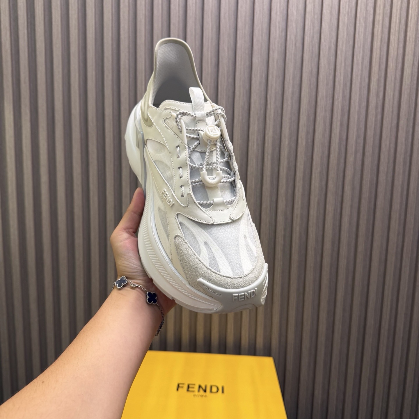 Кроссовки мужские в стиле Fendi F-Light белого цвета