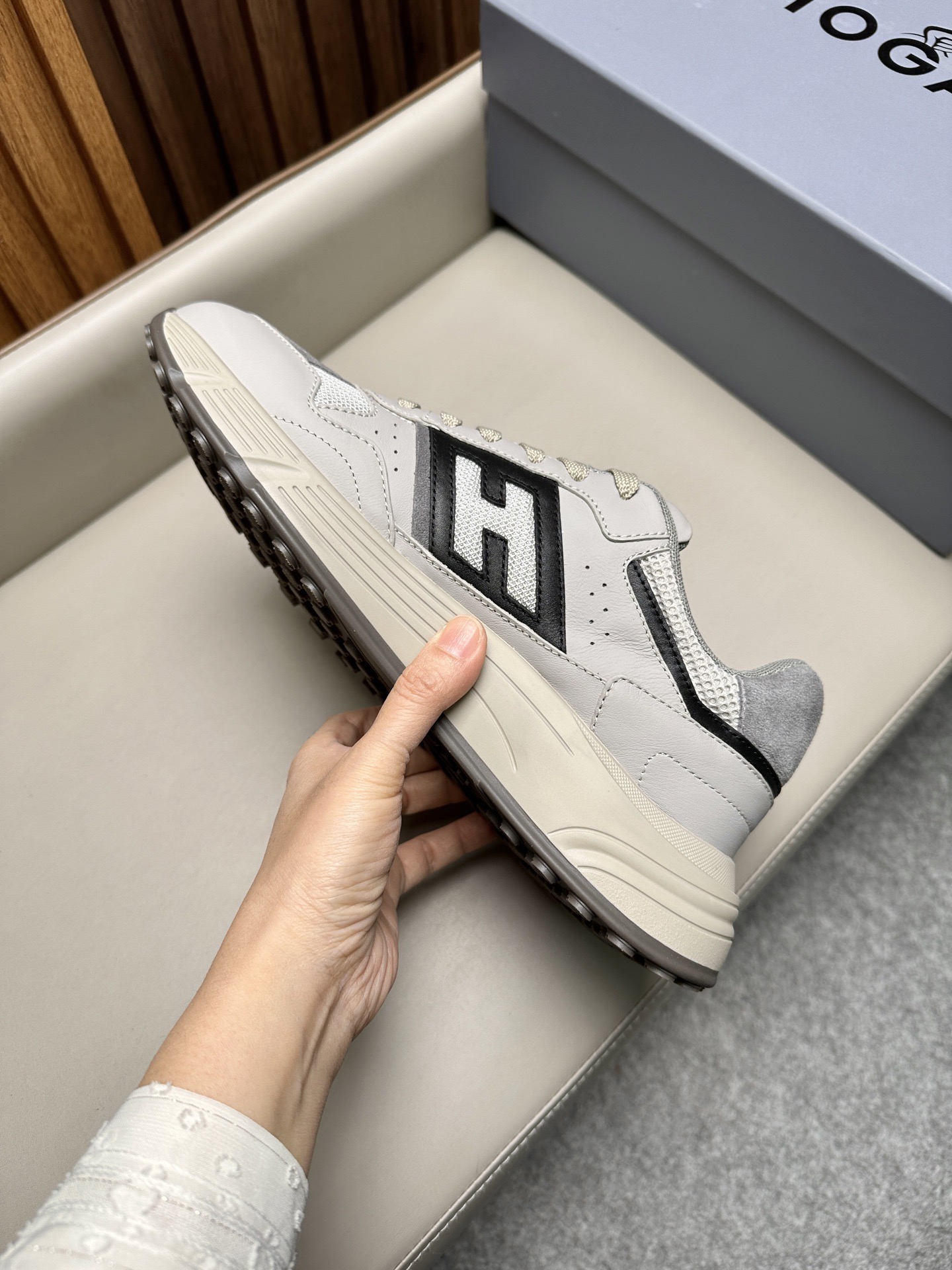 Кроссовки мужские в стиле Hogan H Patch Hyperlight светло-серого цвета