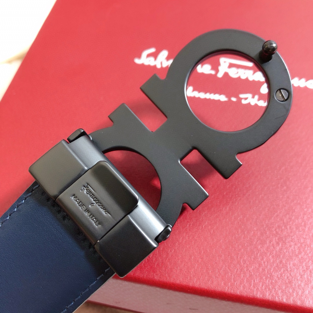 Ремень мужской двусторонний в стиле Salvatore Ferragamo Gancini из натуральной кожи тёмно-синего и чёрного цвета с матовой чёрной пряжкой шириной 3.5 см