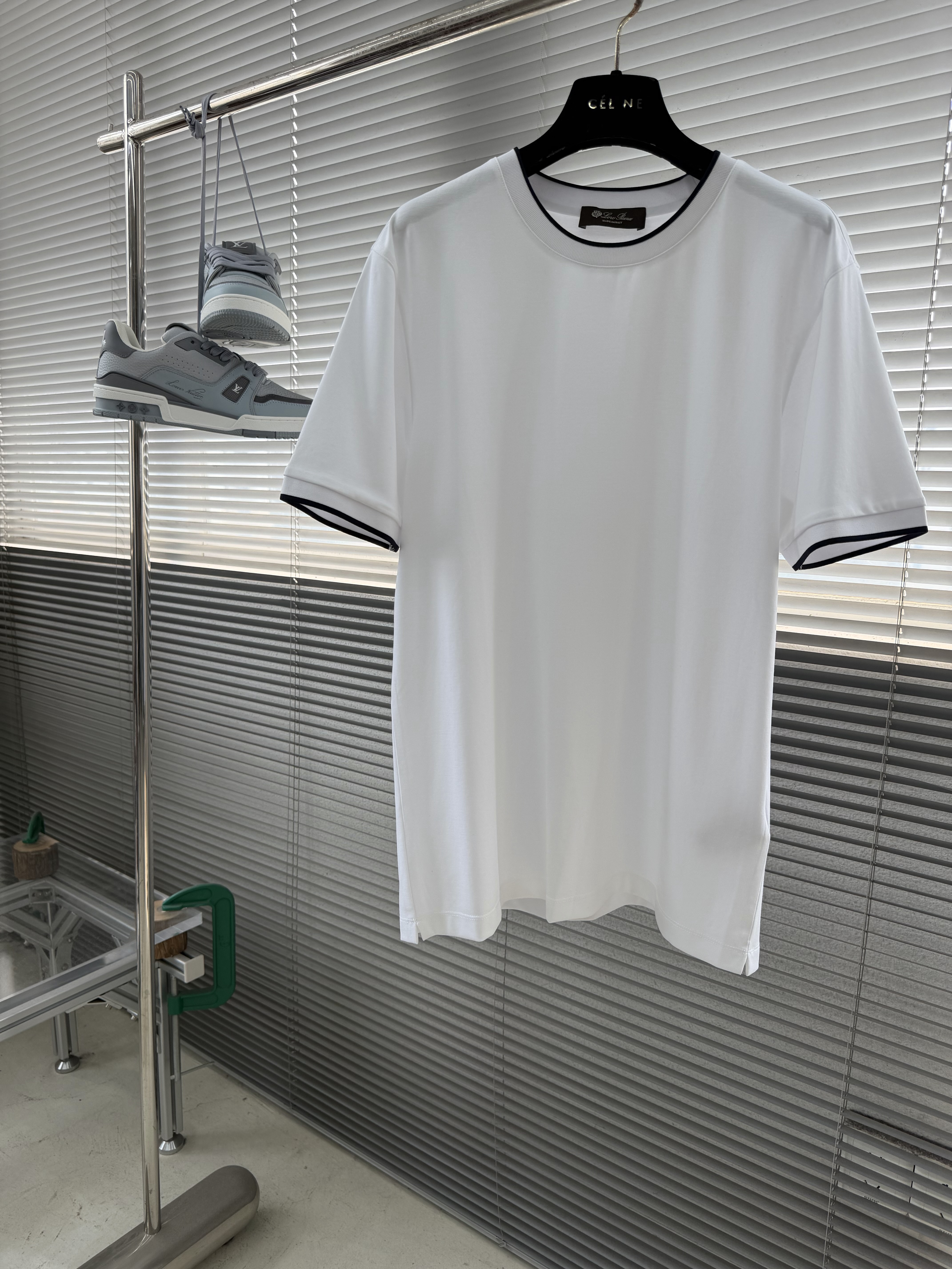 Футболка мужская в стиле Loro Piana из хлопка белого цвета с контрастной отделкой