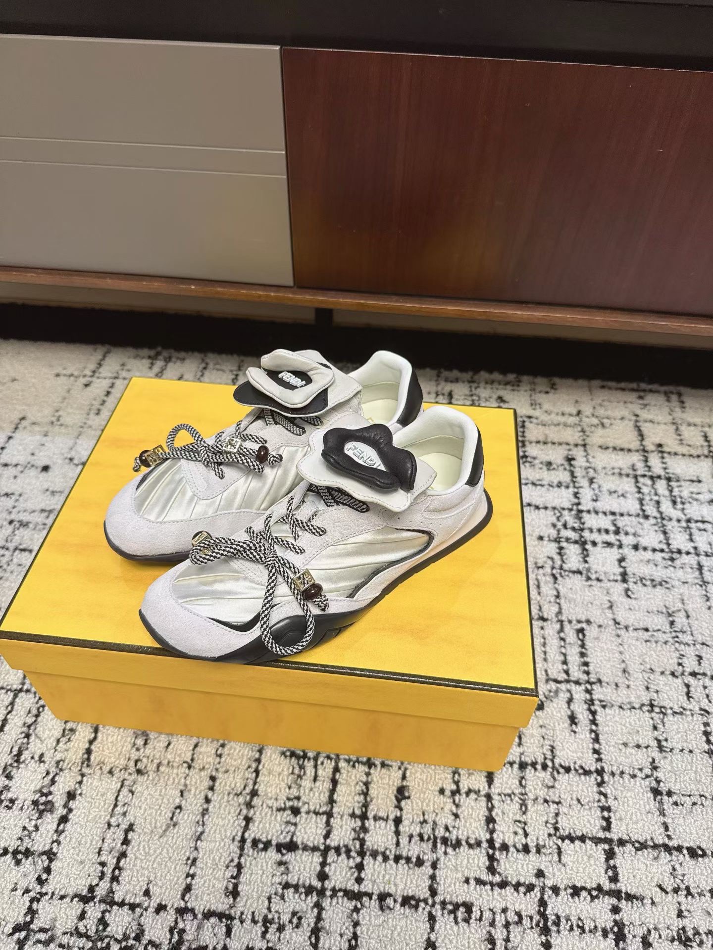 Кроссовки женские в стиле Fendi Delfina светло-серого цвета