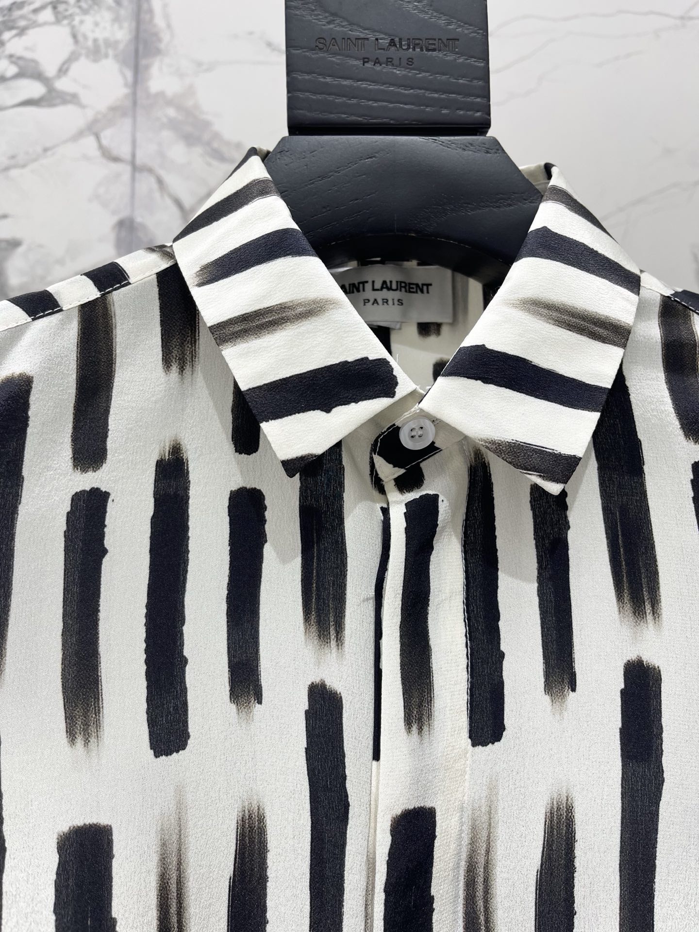 Рубашка женская в стиле Saint Laurent с принтом свободного кроя черно-белого цвета