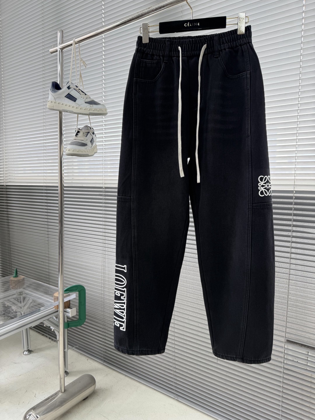 Брюки мужские в стиле Loewe чёрного цвета с вышивкой логотипа