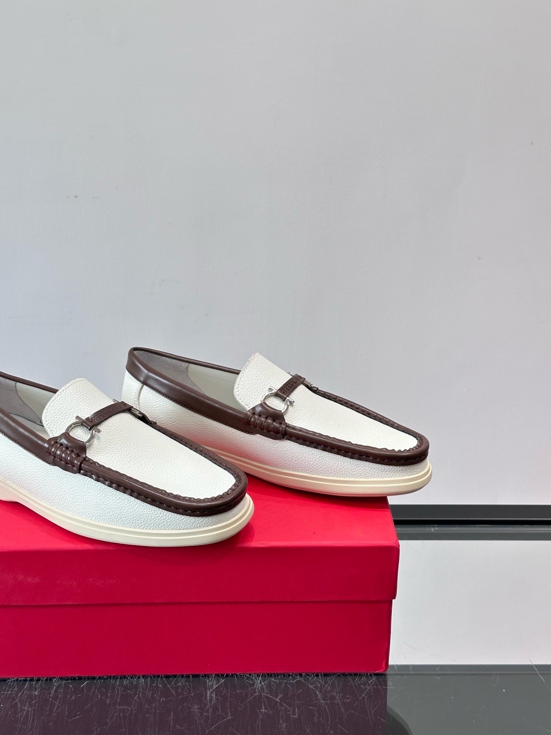 Лоферы мужские в стиле Ferragamo Gancini белого цвета с коричневой окантовкой
