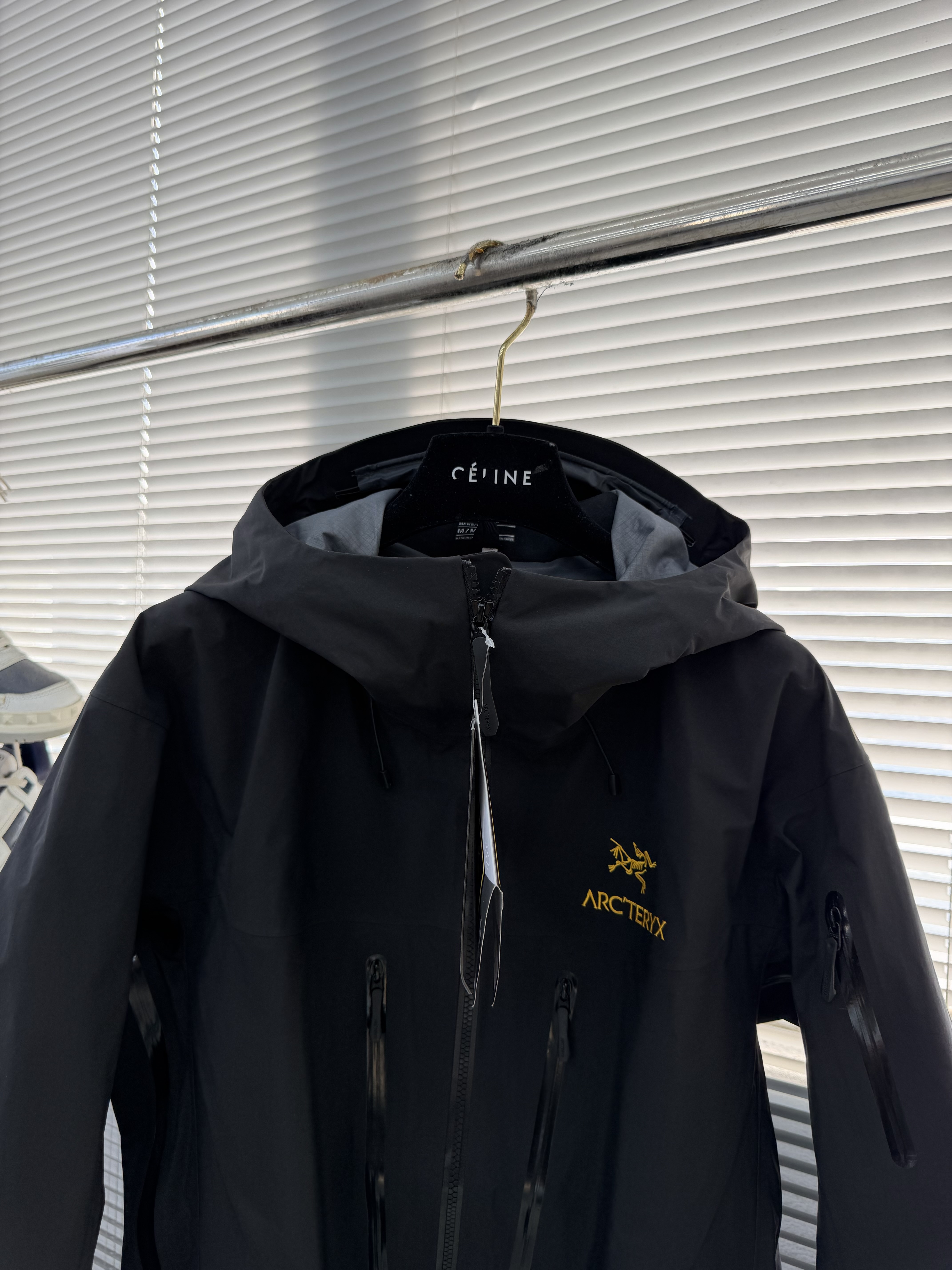 Куртка унисекс в стиле Arc’teryx Alpha SV  чёрного цвета