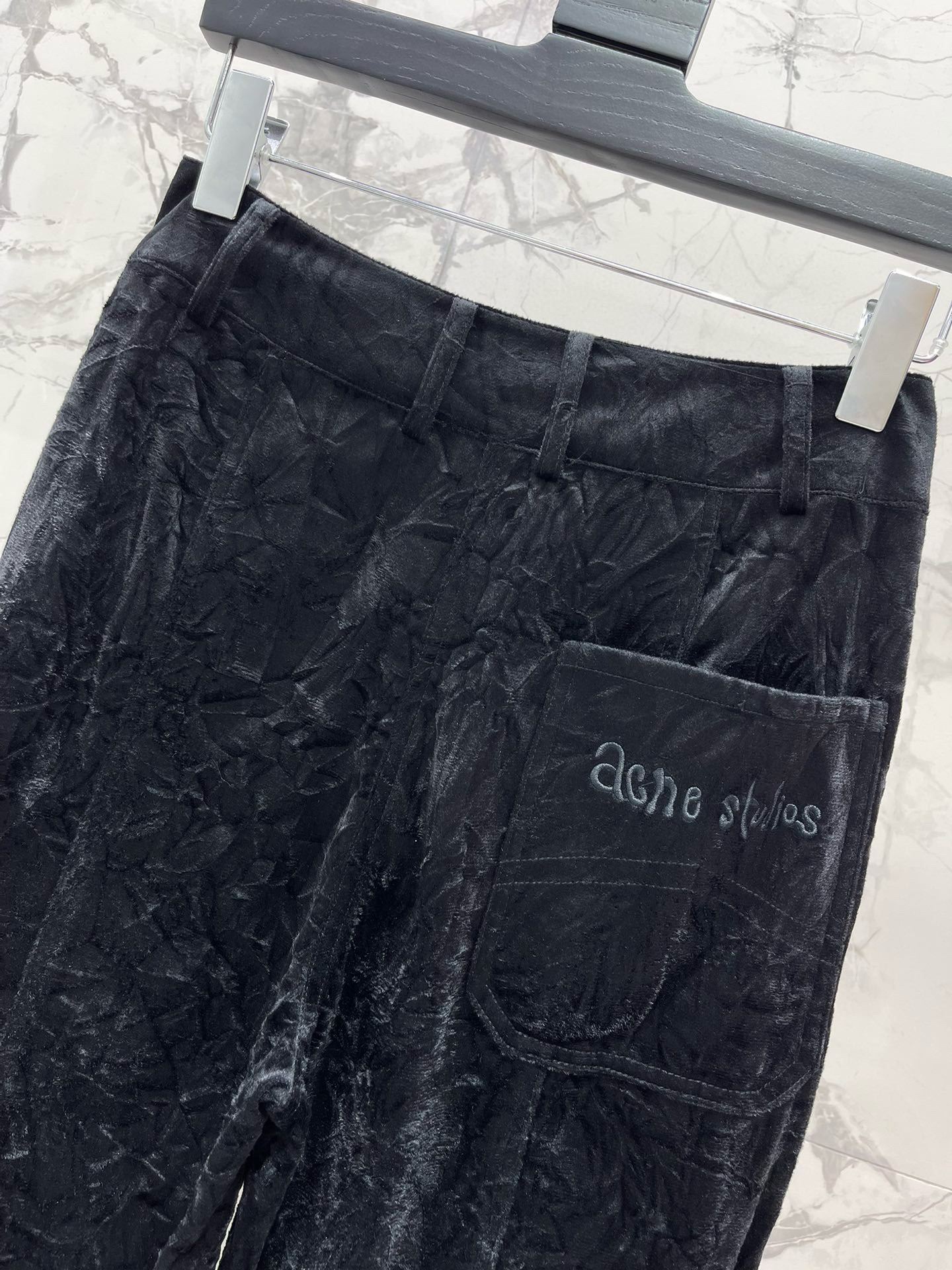 Брюки-карго женские бархатные в стиле Acne Studios с декоративными молниями и накладными карманами, чёрного цвета 