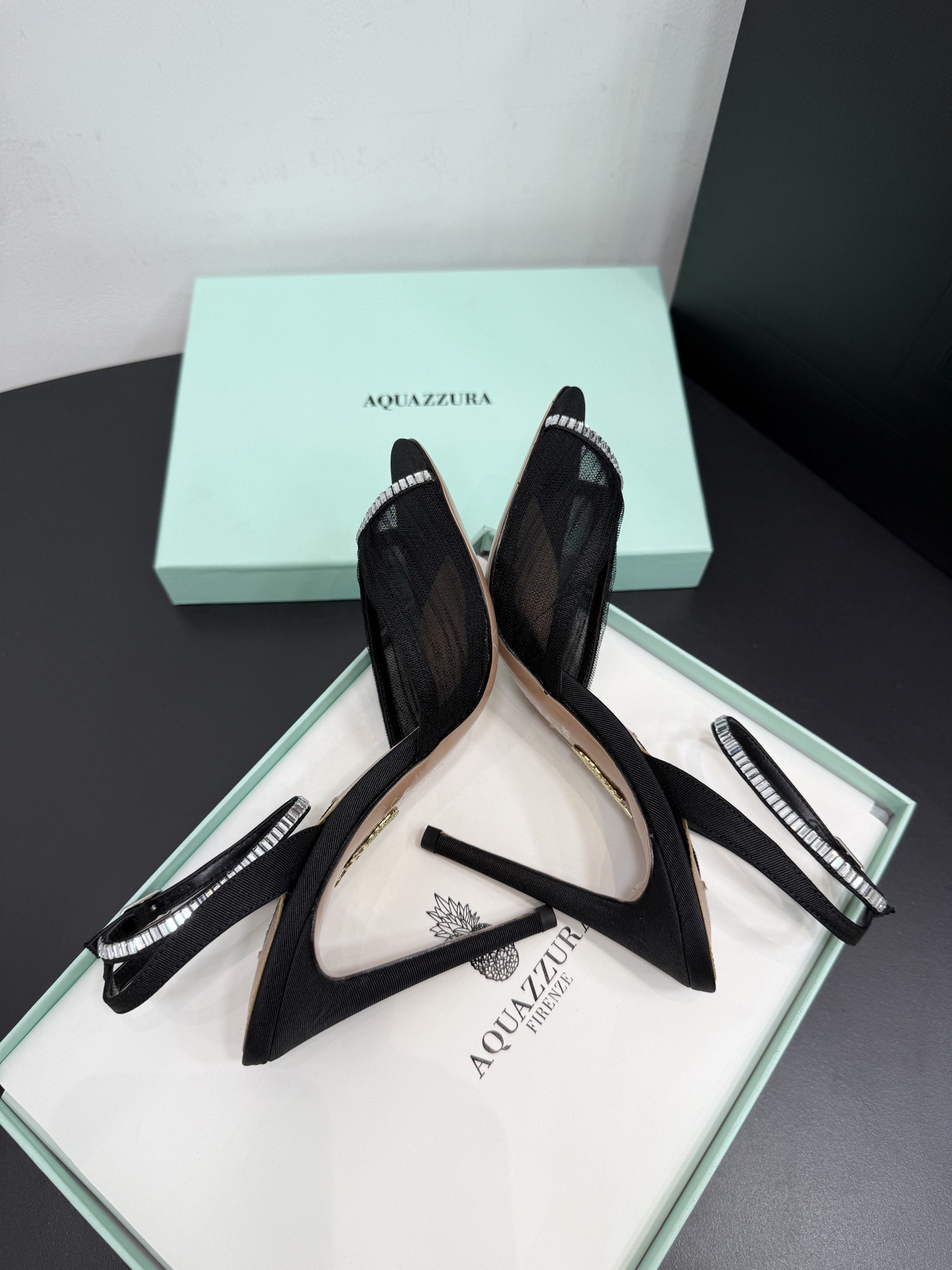 Босоножки женские Aquazzura черного цвета