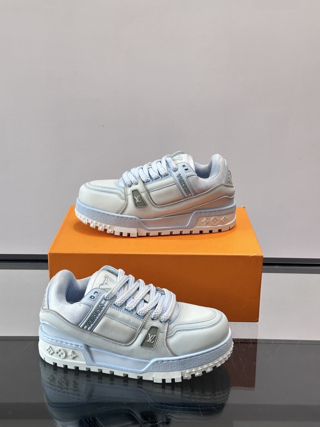 Кроссовки унисекс в стиле Louis Vuitton Trainer голубого цвета