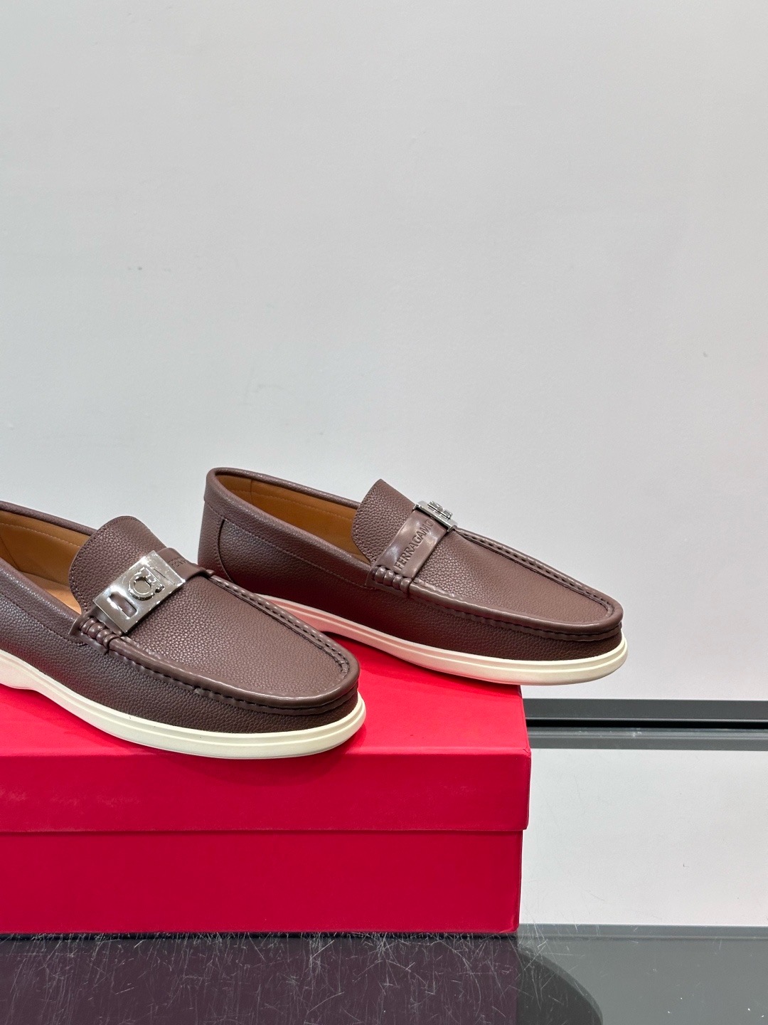 Лоферы мужские в стиле Ferragamo Gancini коричневого цвета на белой подошве