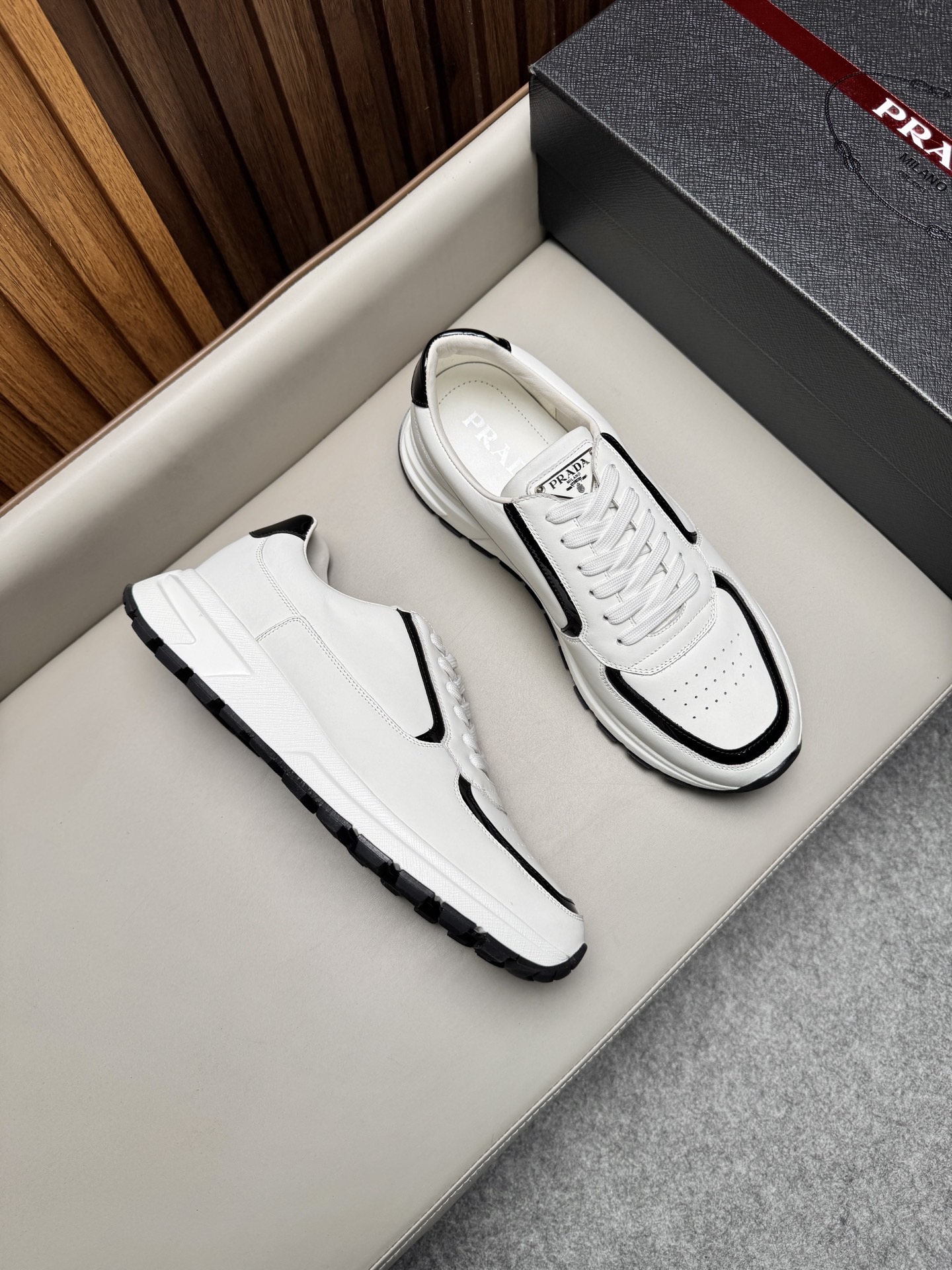 Кроссовки мужские в стиле Prada белого цвета с черными вставками