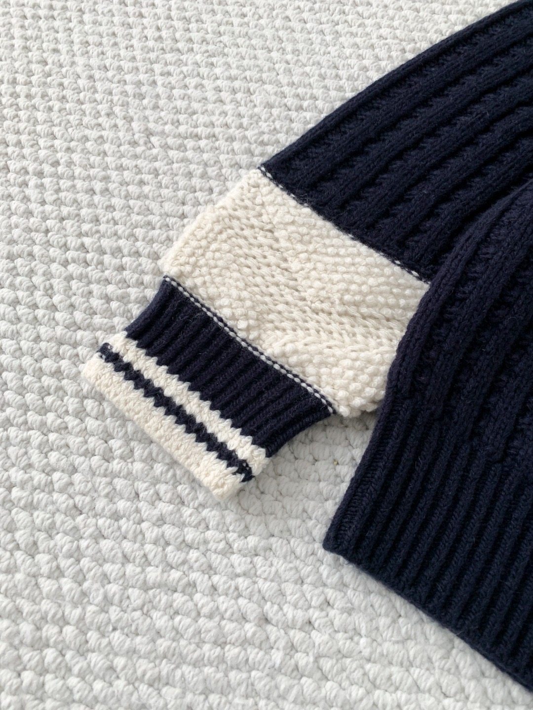 Свитер женский в стиле Chanel с V-образным вырезом синего цвета