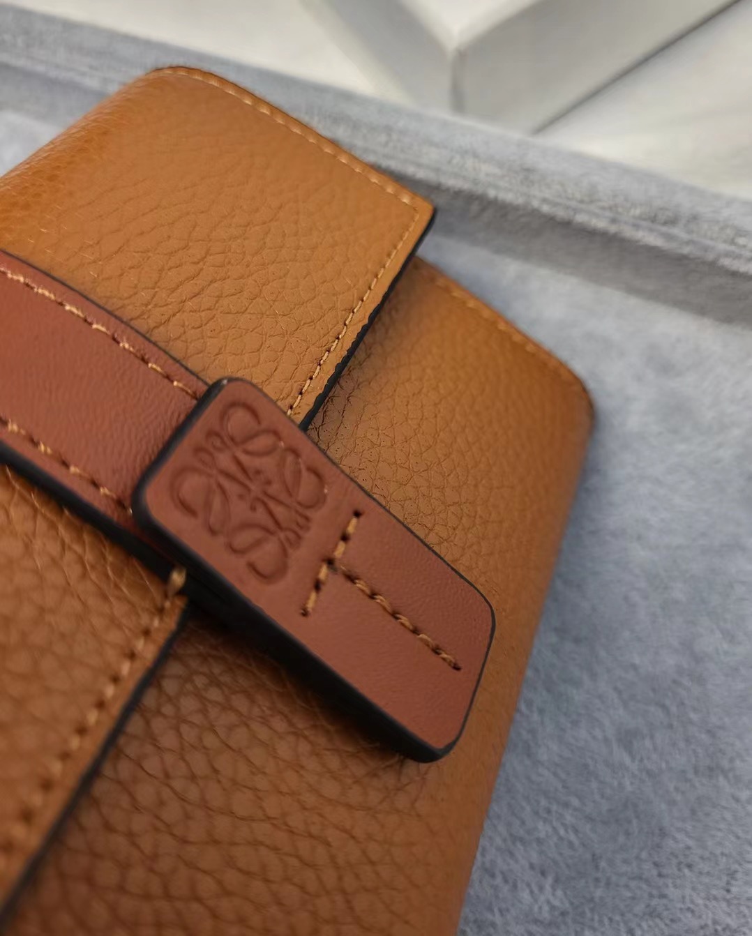 Кошелёк женский в стиле Loewe Anagram L1102 карамельно-коричневого цвета с контрастной подкладкой
