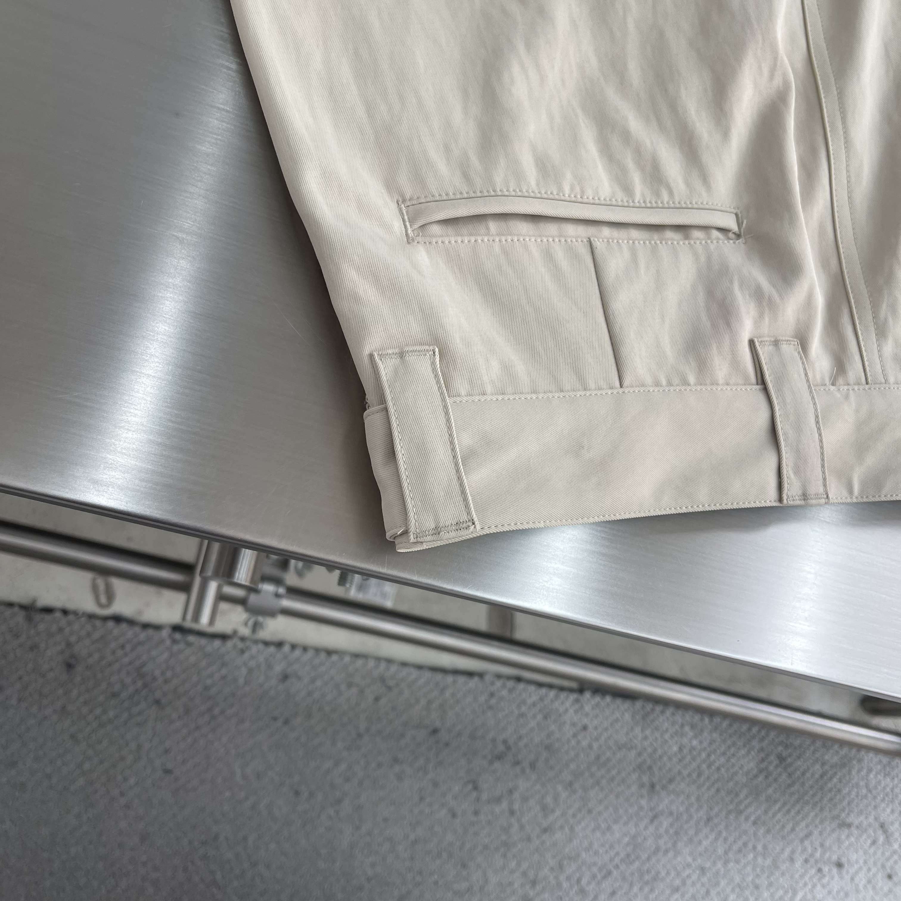 Шорты мужские в стиле Dior бежевого цвета карго с накладными карманами