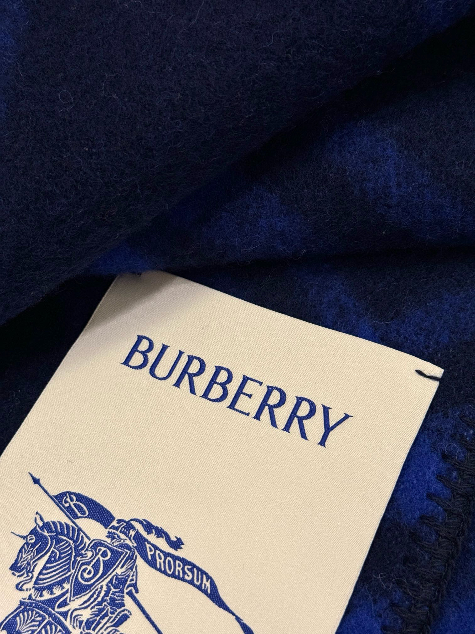 Шарф унисекс в стиле Burberry двусторонний из мягкой шерсти с диагональной клеткой тёмно-синего  цвета