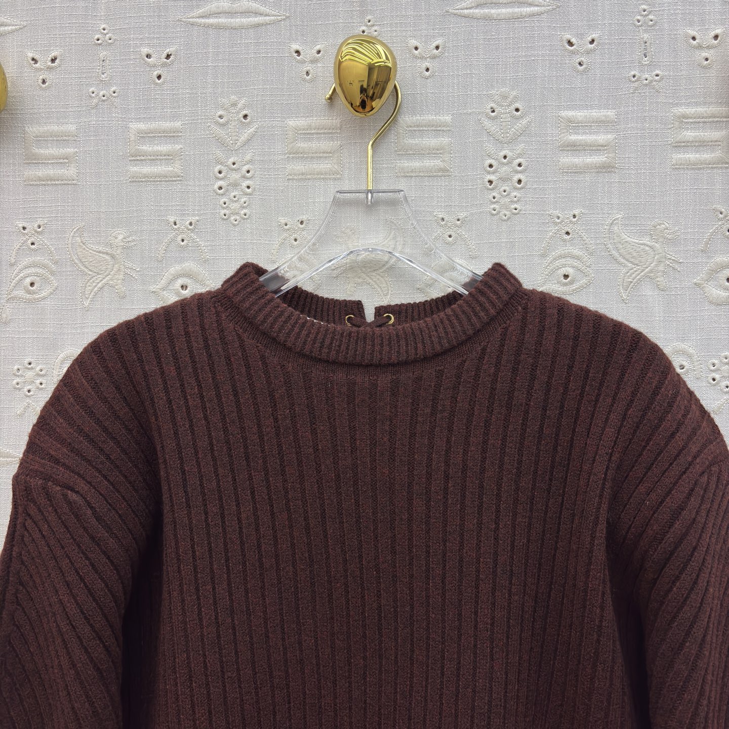 Свитер женский в стиле Schiaparelli винно-бордового цвета с декоративной шнуровкой на спине