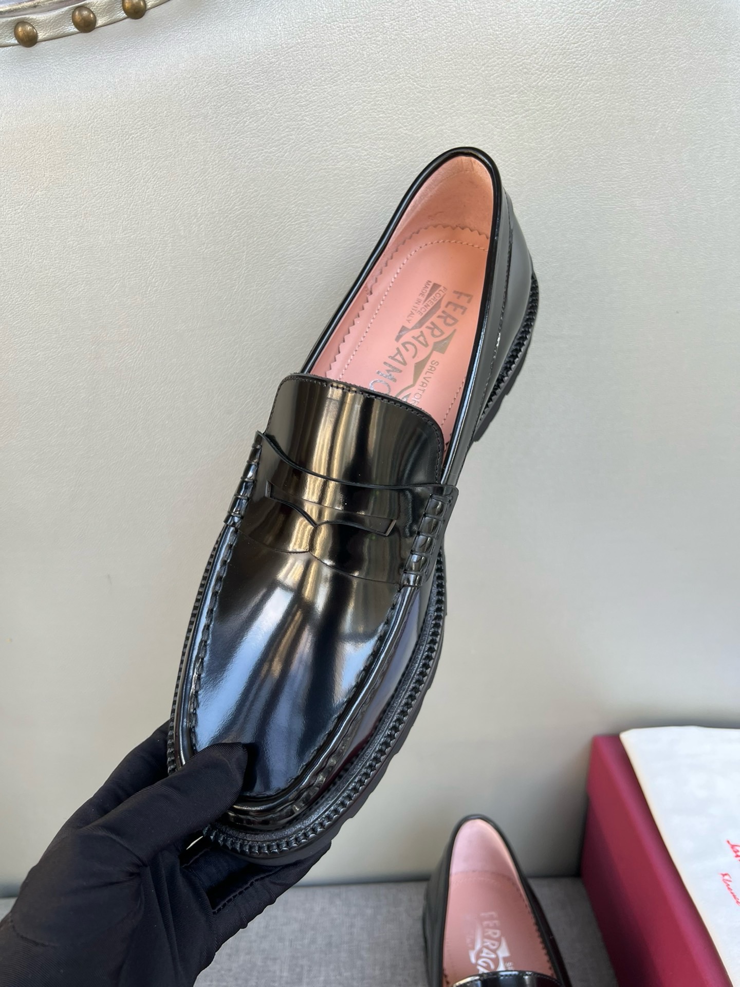 Лоферы мужские в стиле Salvatore Ferragamo из натуральной кожи черного цвета