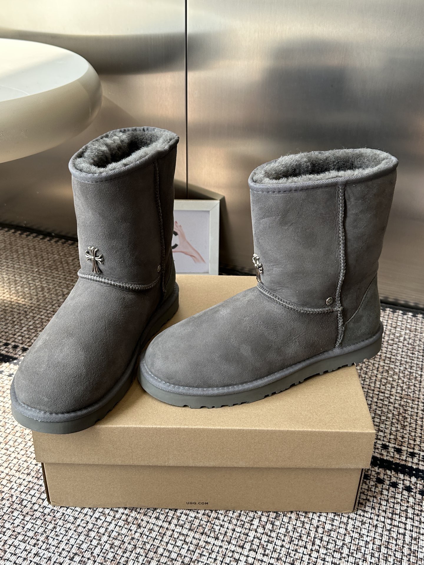 Угги женские UGG x Chrome Hearts Classic Short II серого цвета
