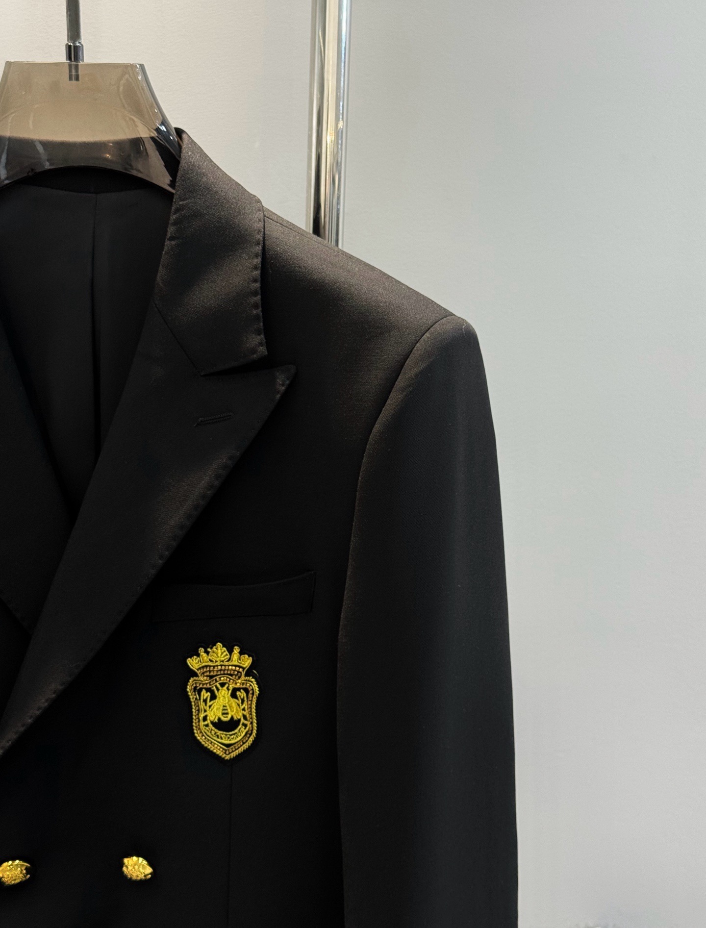 Костюм мужской в стиле Dolce&Gabbana чёрного цвета с двубортным пиджаком