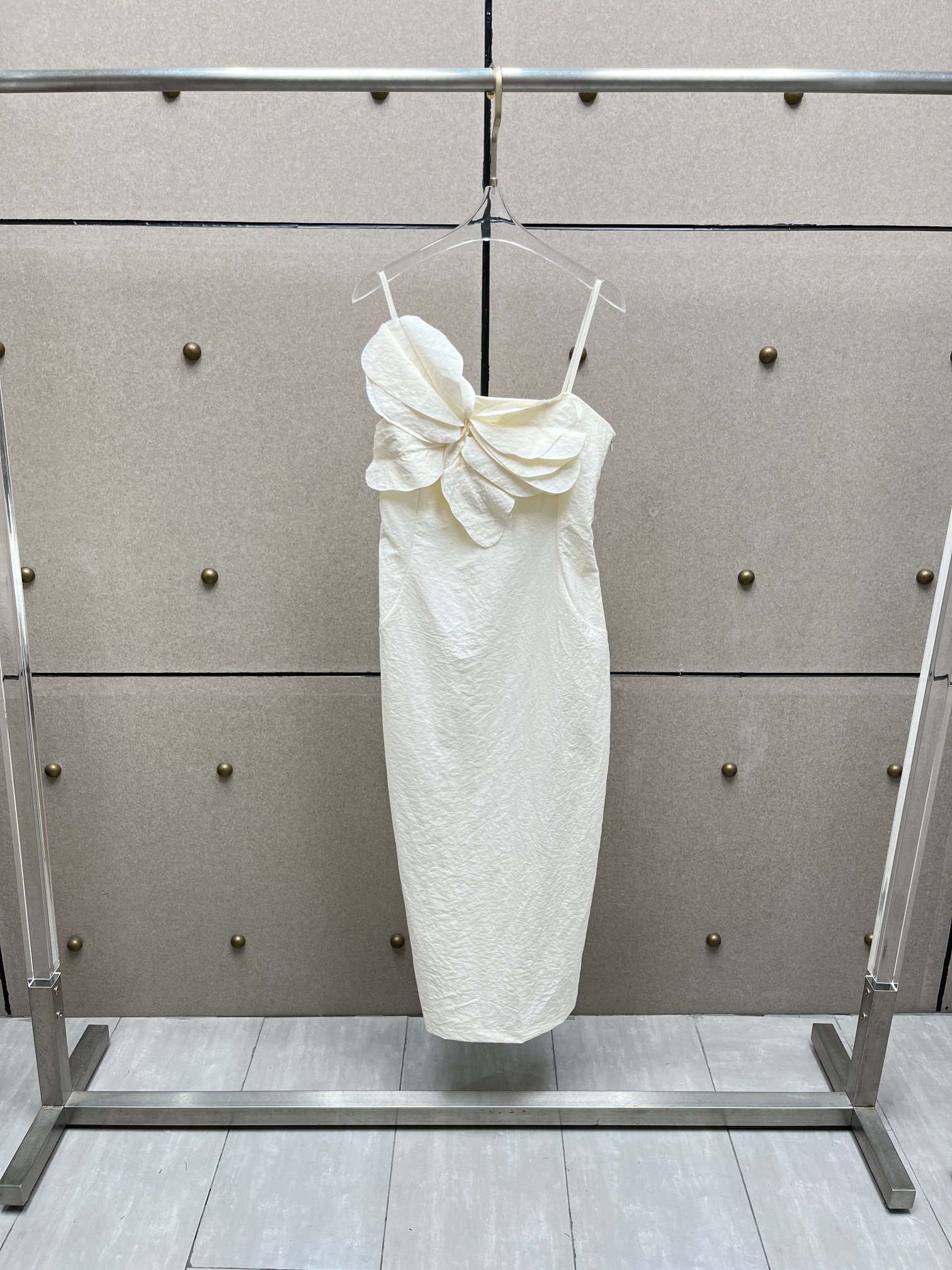 Платье женское в стиле Self-Portrait молочного цвета с объёмным цветочным декором на бретелях