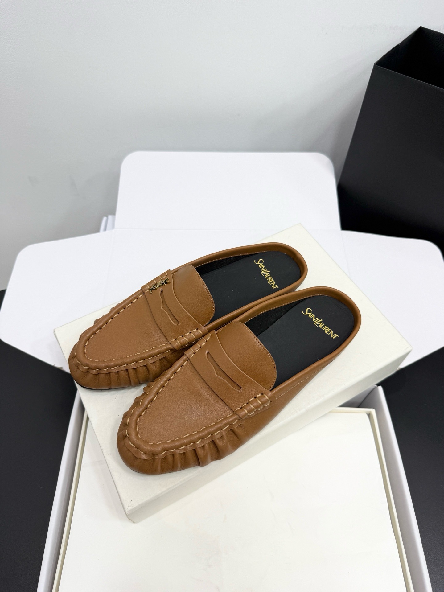Мюли-лоферы женские в стиле Saint Laurent Le Loafer карамельного цвета