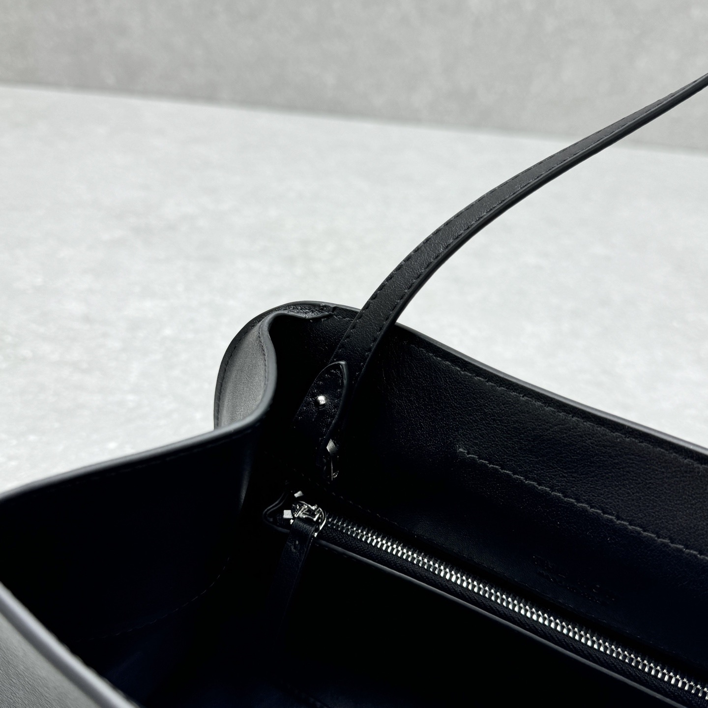 Сумка женская в стиле The Row Peggy Clutch черного цвета