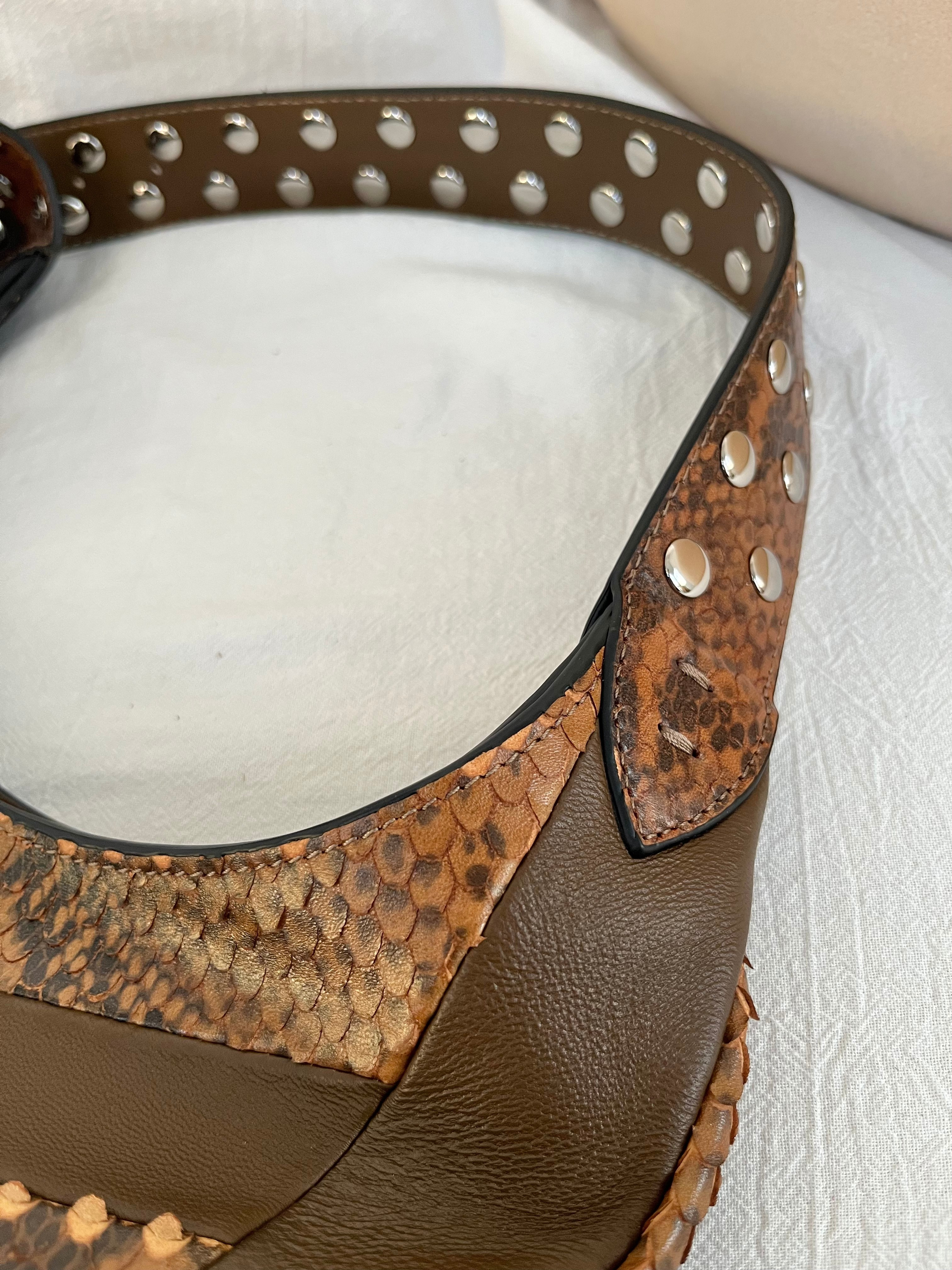 Сумка женская в стиле Valentino Garavani Hoboho Hobo коричневого цвета с фактурной отделкой(35 cм)