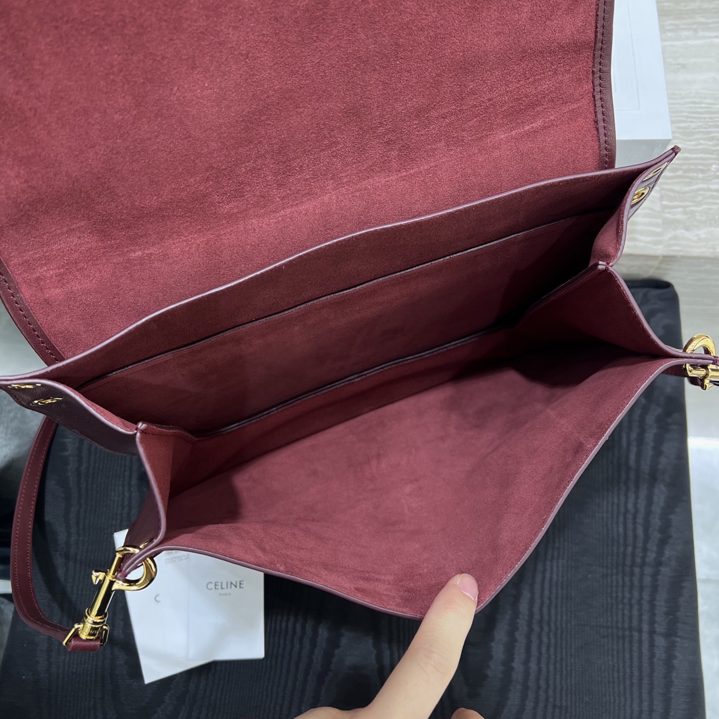 Сумка женская в стиле Celine Soft Triomphe Besace бордового цвета