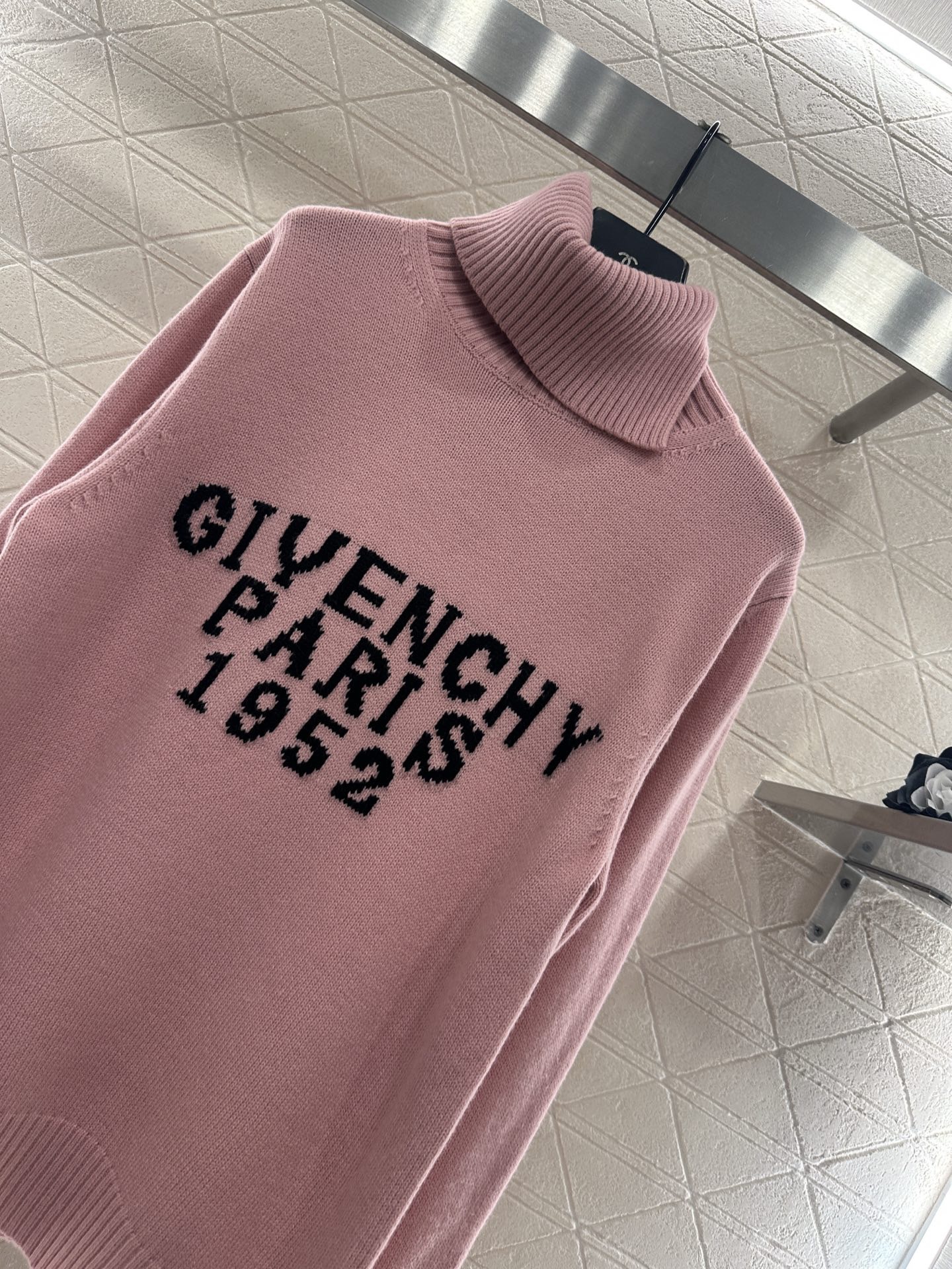 Свитер женский Givenchy Paris 1952 розового цвета с высоким воротом