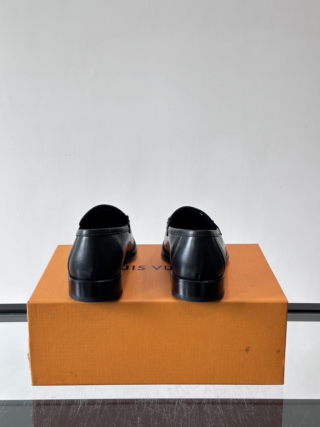 Туфли мужские в стиле Louis Vuitton чёрного цвета с металлической цепочкой