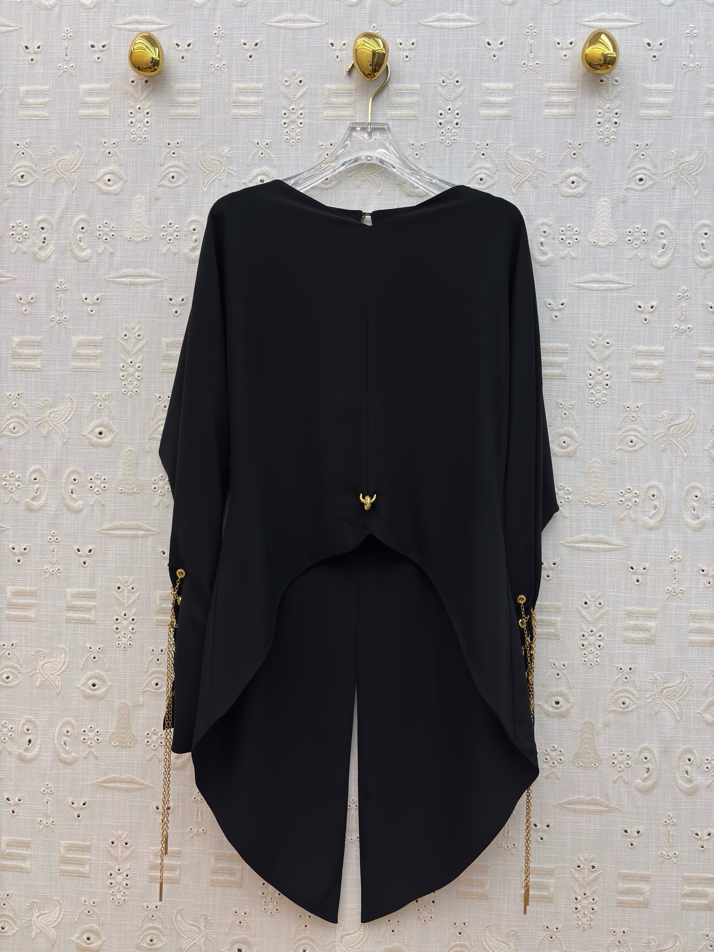 Топ женский Schiaparelli чёрного цвета с асимметричным кроем, V-образным вырезом и золотистой отделкой на рукавах