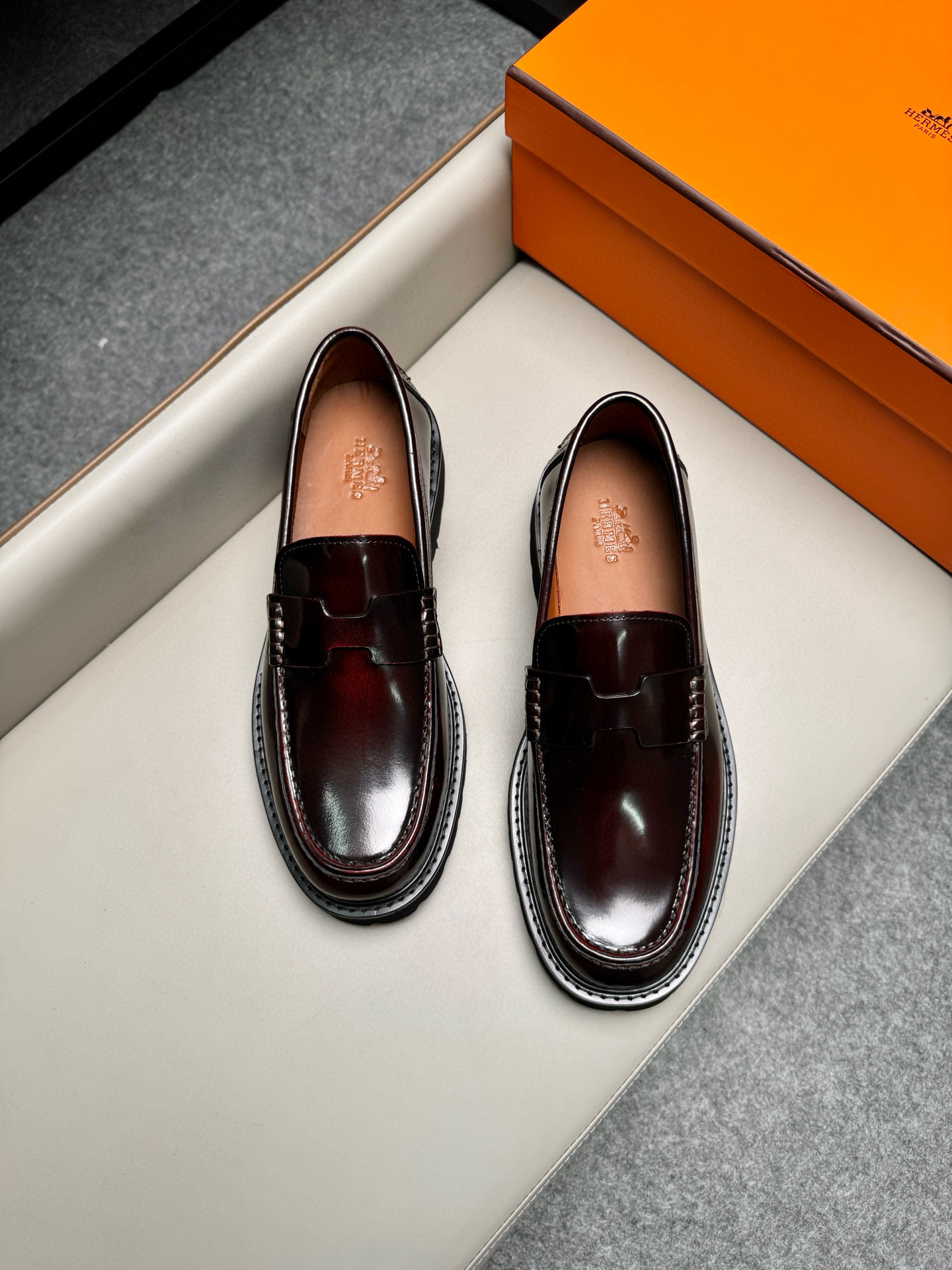 Лоферы мужские в стиле Hermes из натуральной кожи бордового цвета
