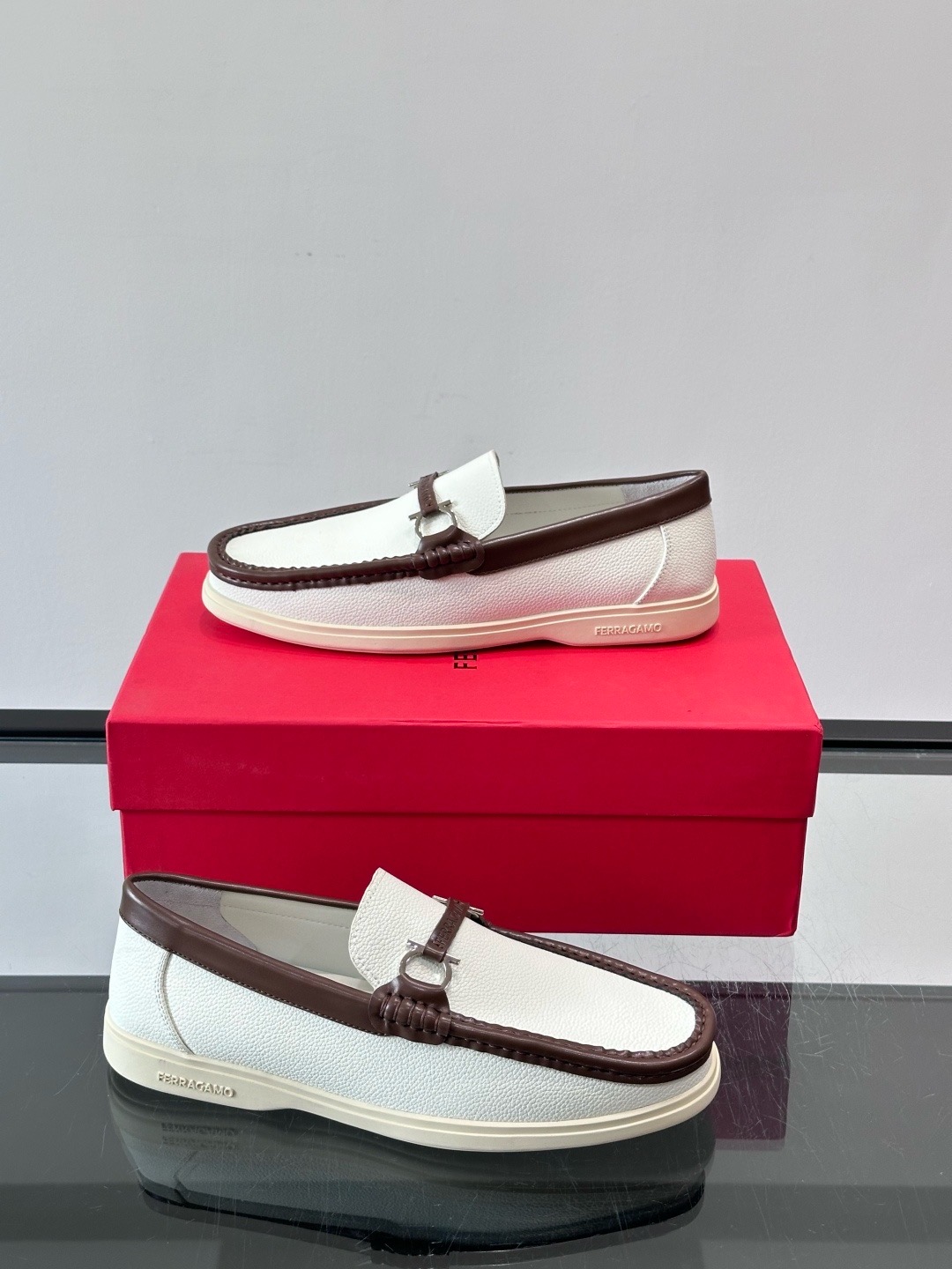Лоферы мужские в стиле Ferragamo Gancini белого цвета с коричневой окантовкой