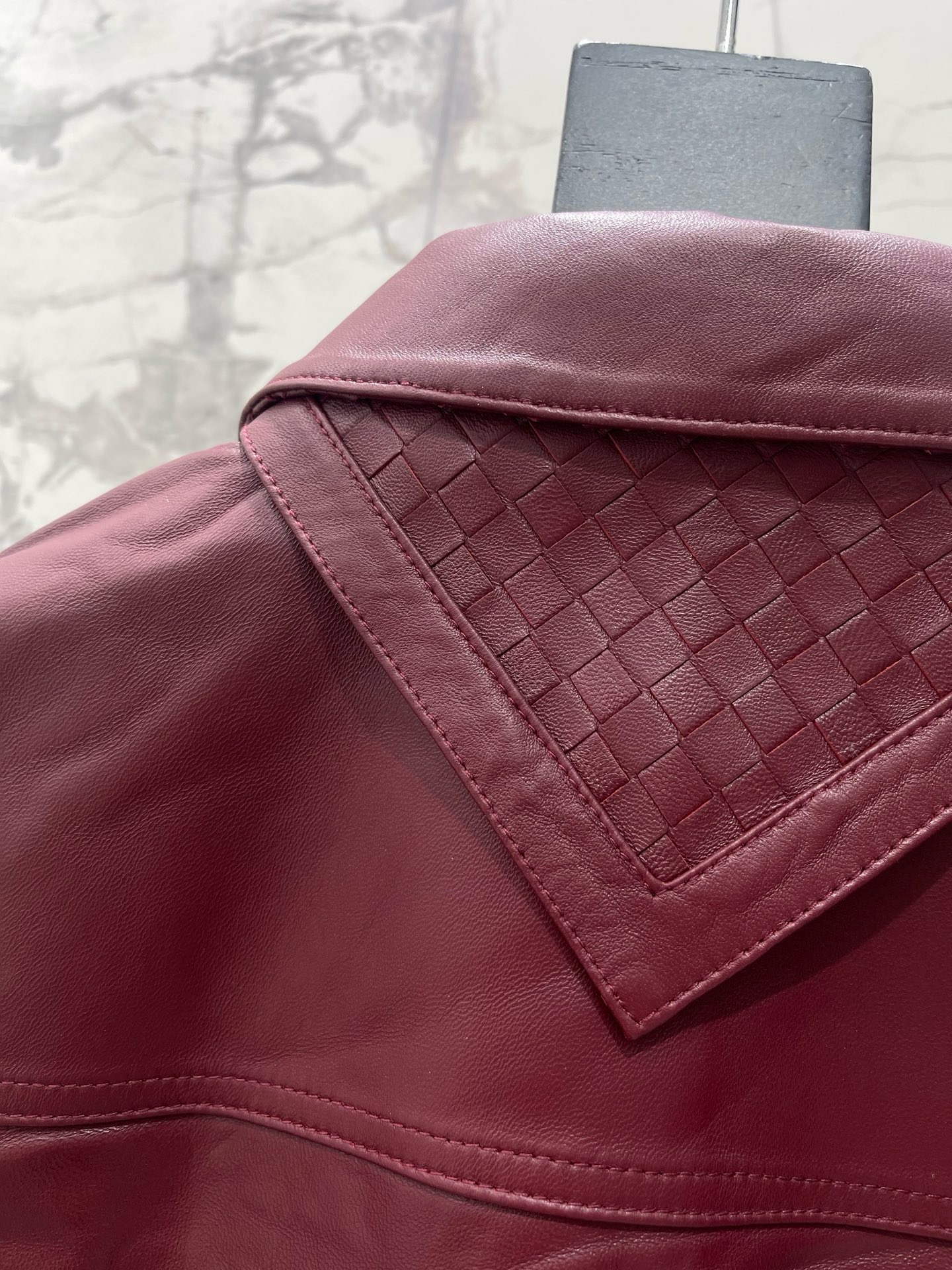 Куртка женская Bottega Veneta бордового цвета с плетёным воротником Intrecciato