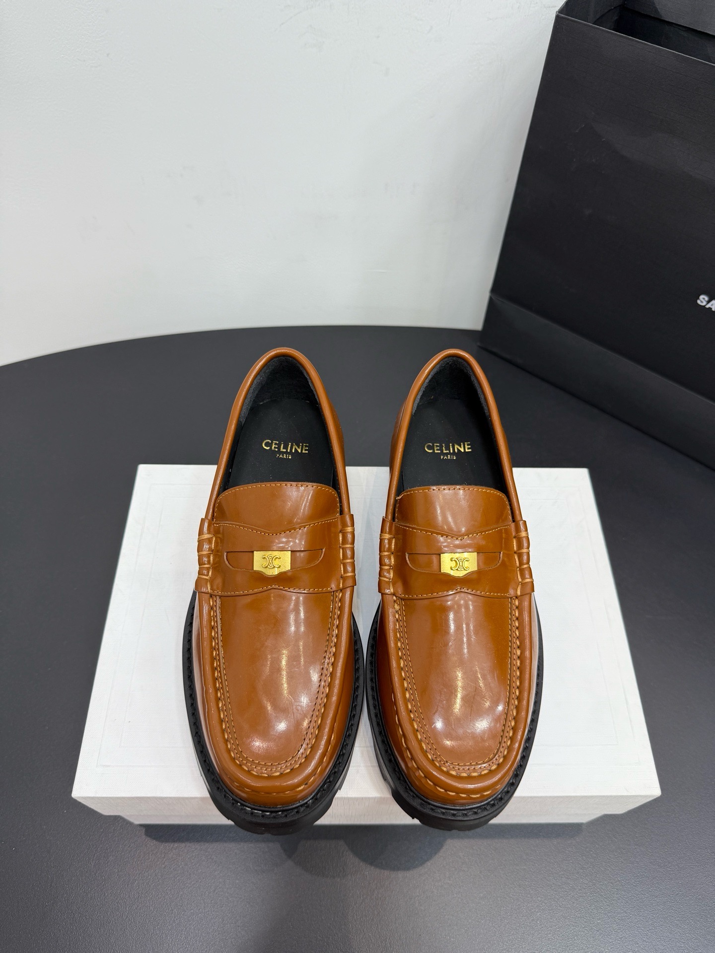 Лоферы женские Celine Triomphe из натуральной кожи коричневого цвета
