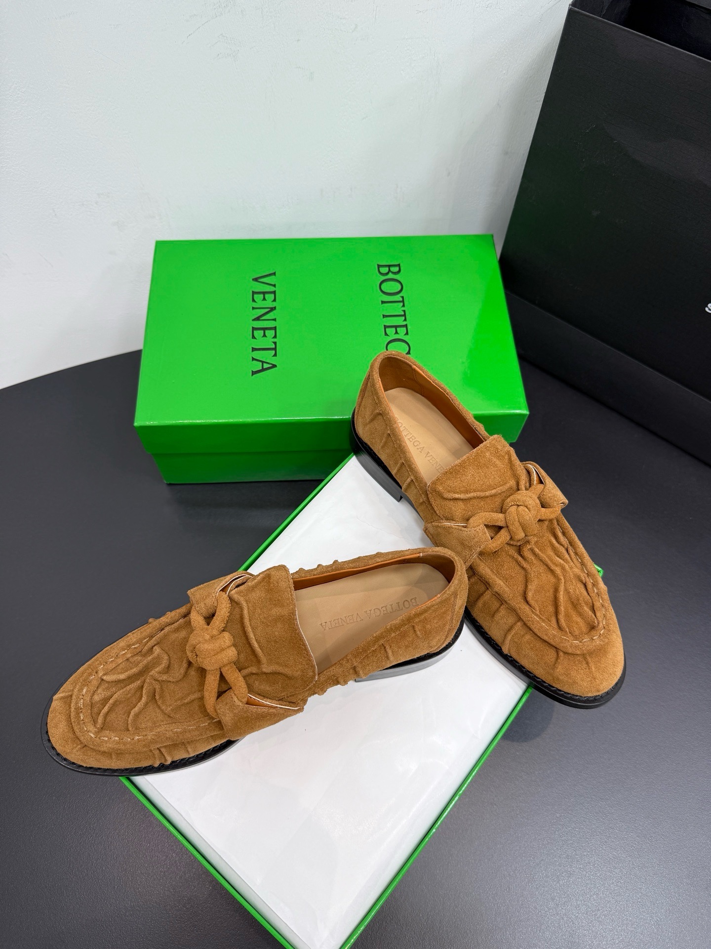 Лоферы женские в стиле Bottega Veneta Astaire бежевого цвета