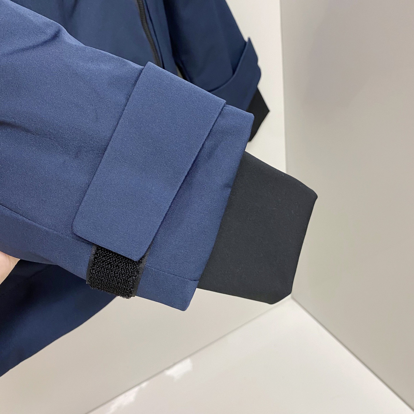 Куртка пуховая мужская в стиле Burberry тёмно-синего цвета с натуральным гусиным пухом